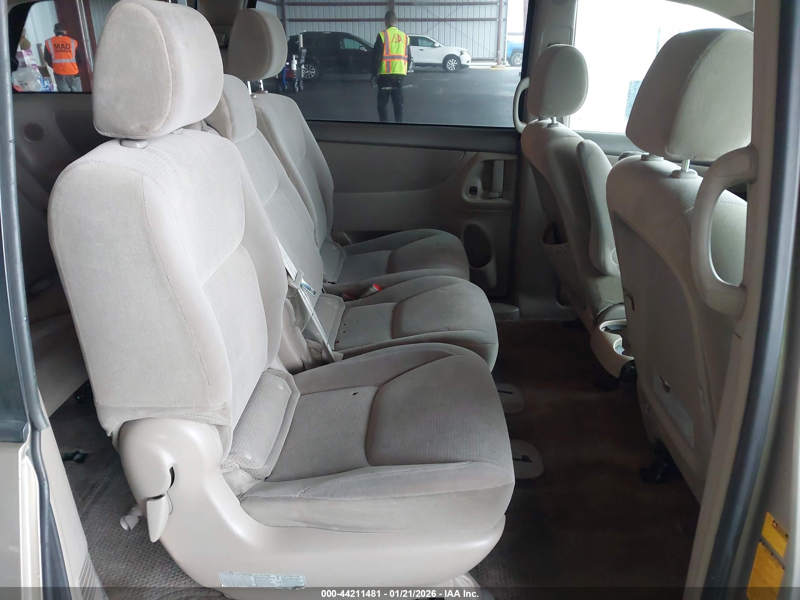 TOYOTA SIENNA image 8