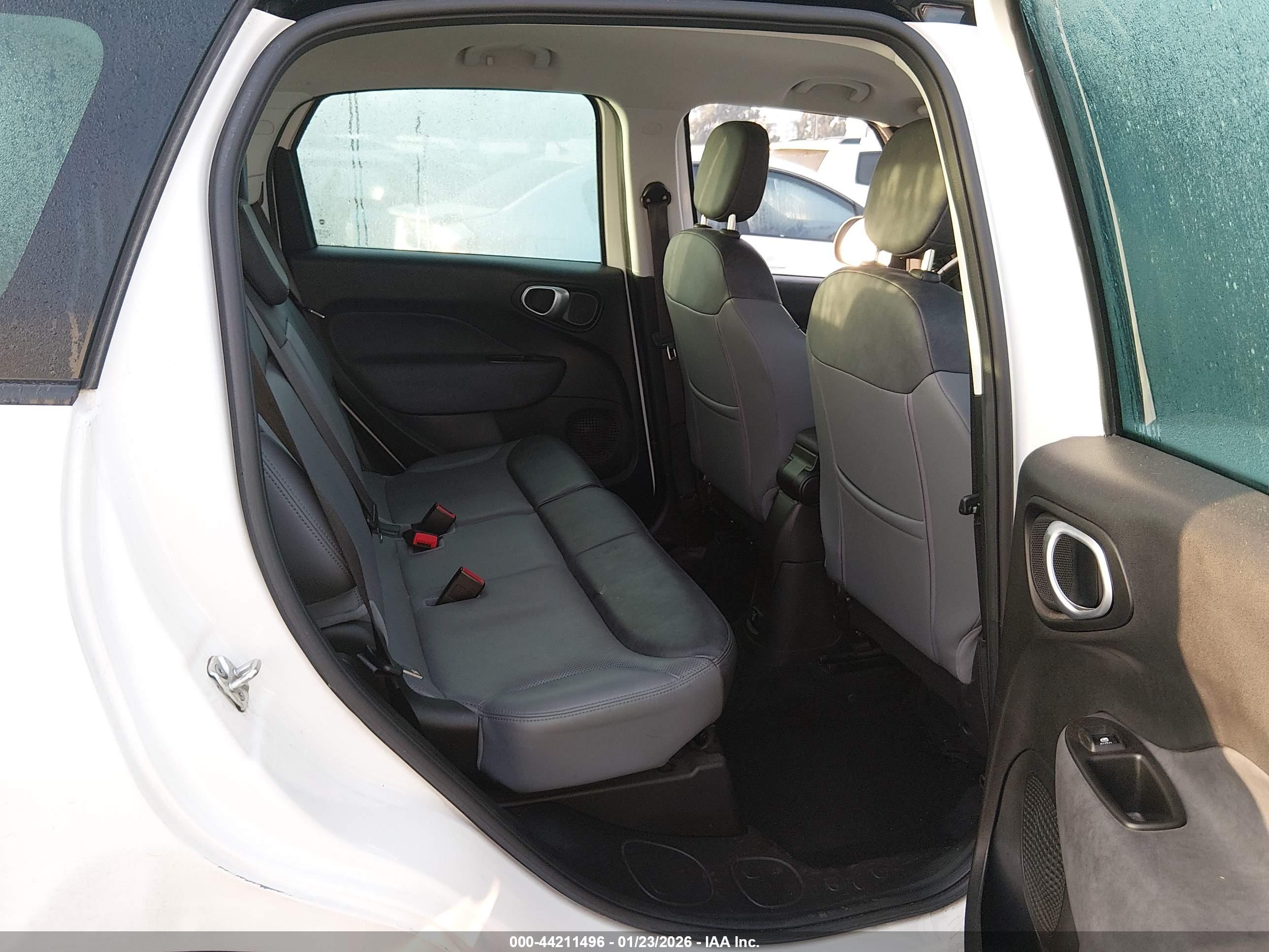 FIAT 500L image 8