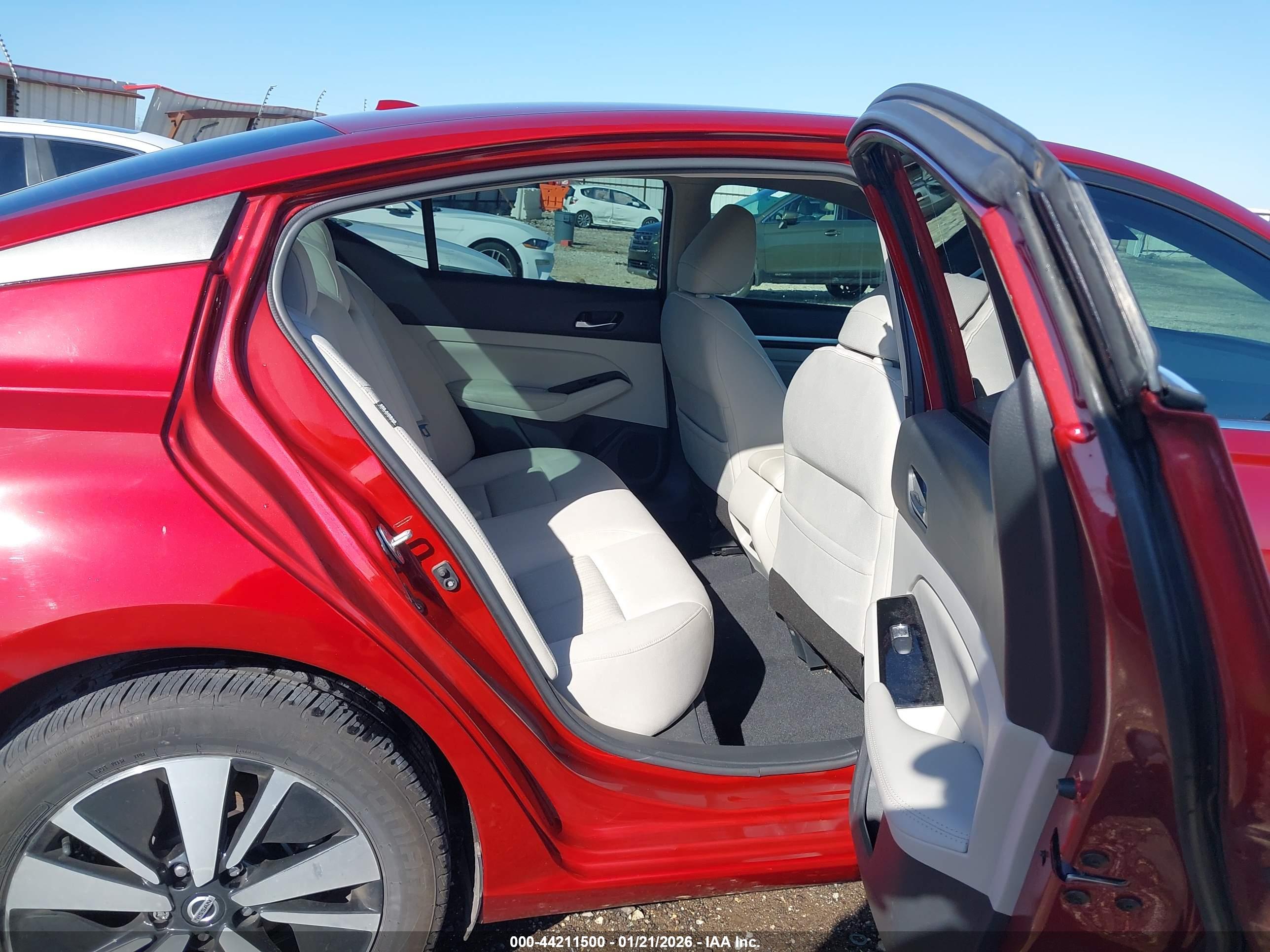 NISSAN ALTIMA image 8