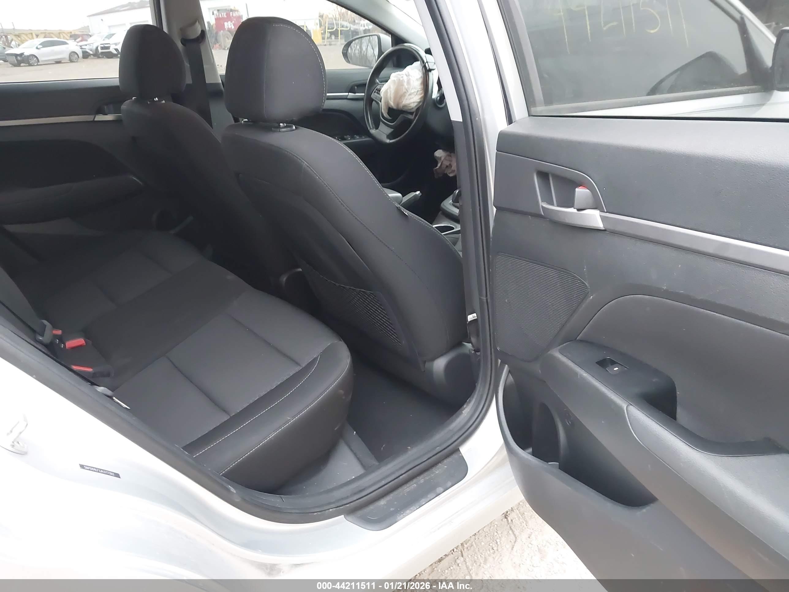 HYUNDAI ELANTRA image 8