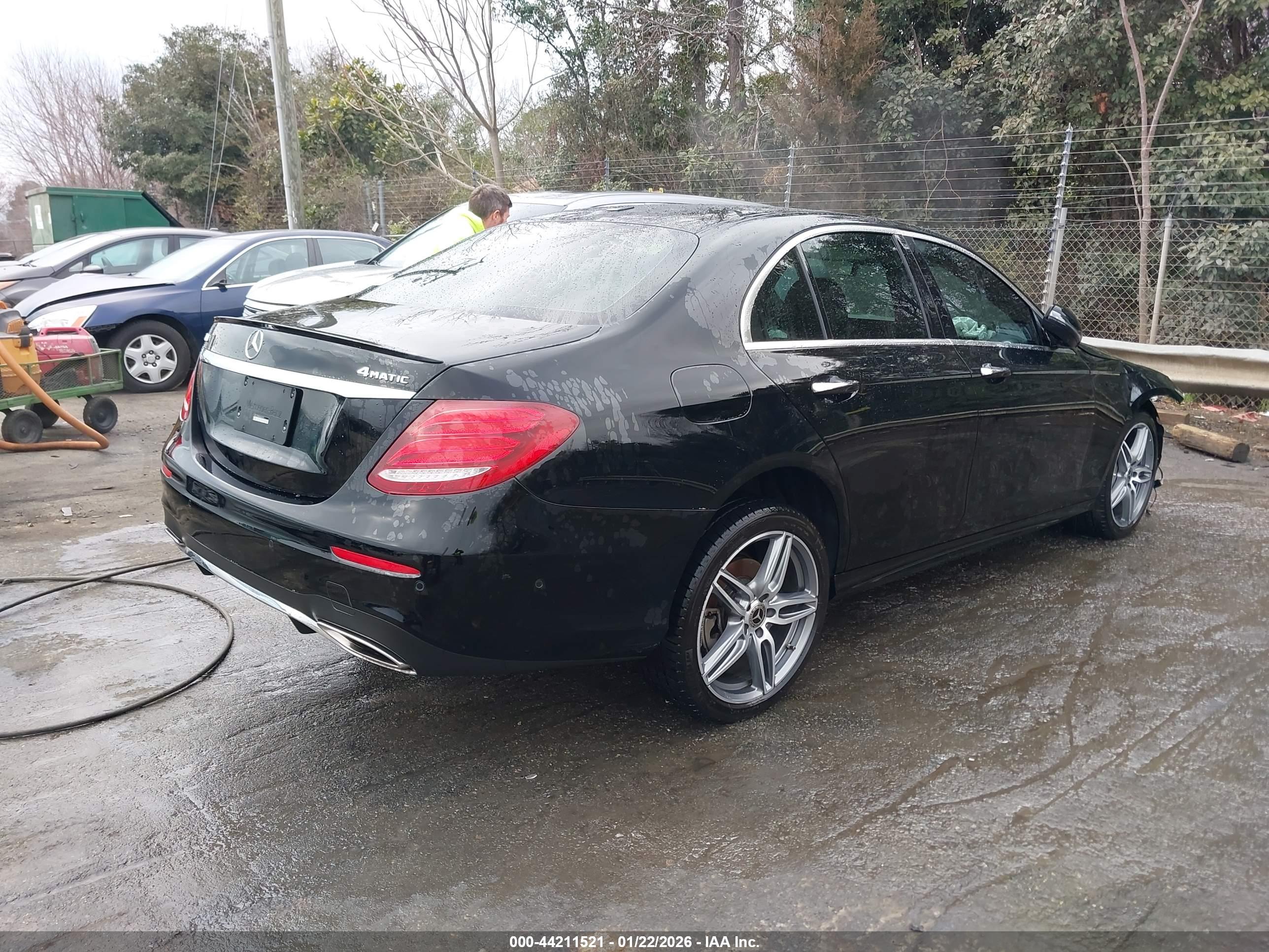 MERCEDES-BENZ E image 4