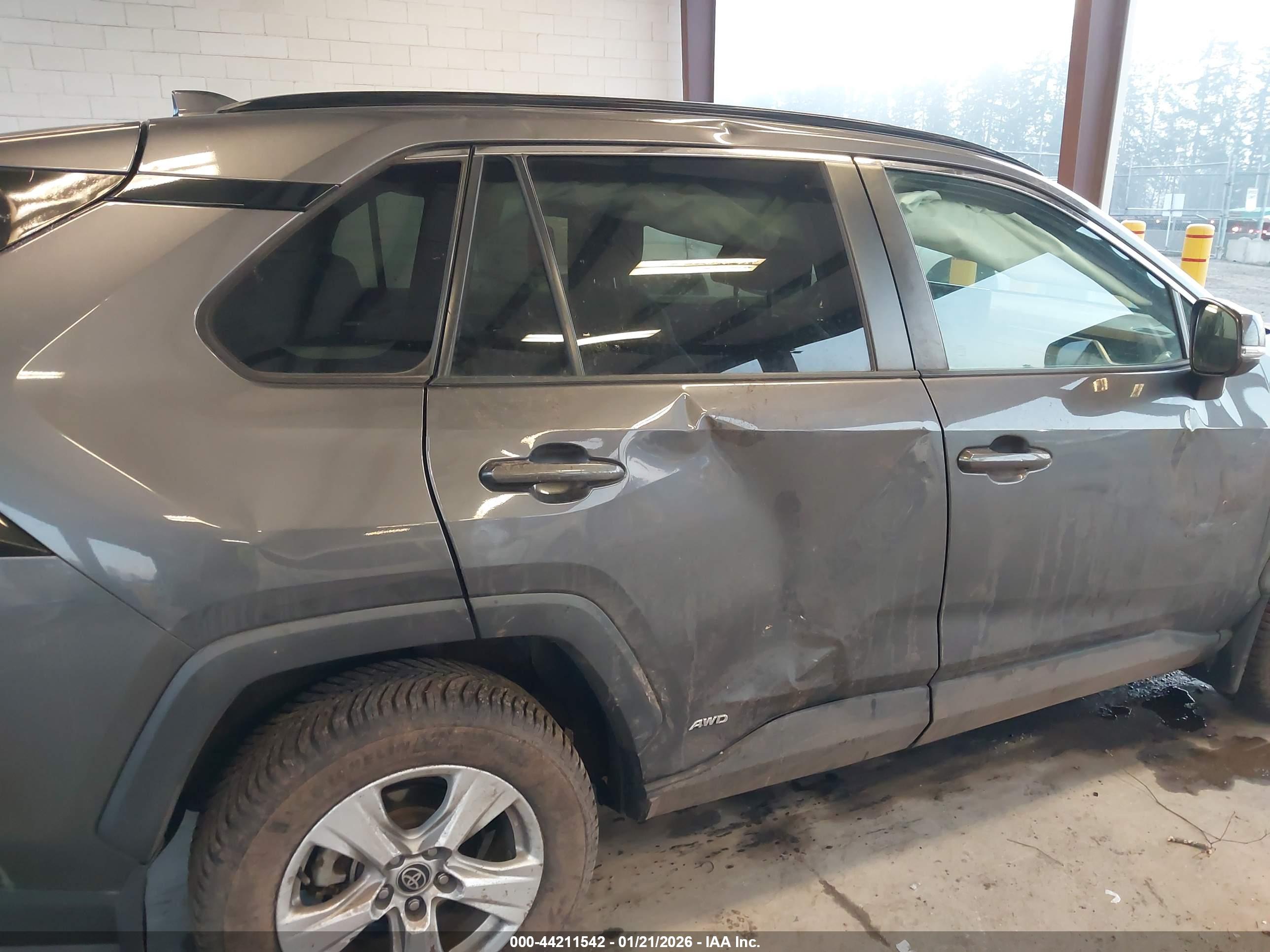 TOYOTA RAV4 image 6