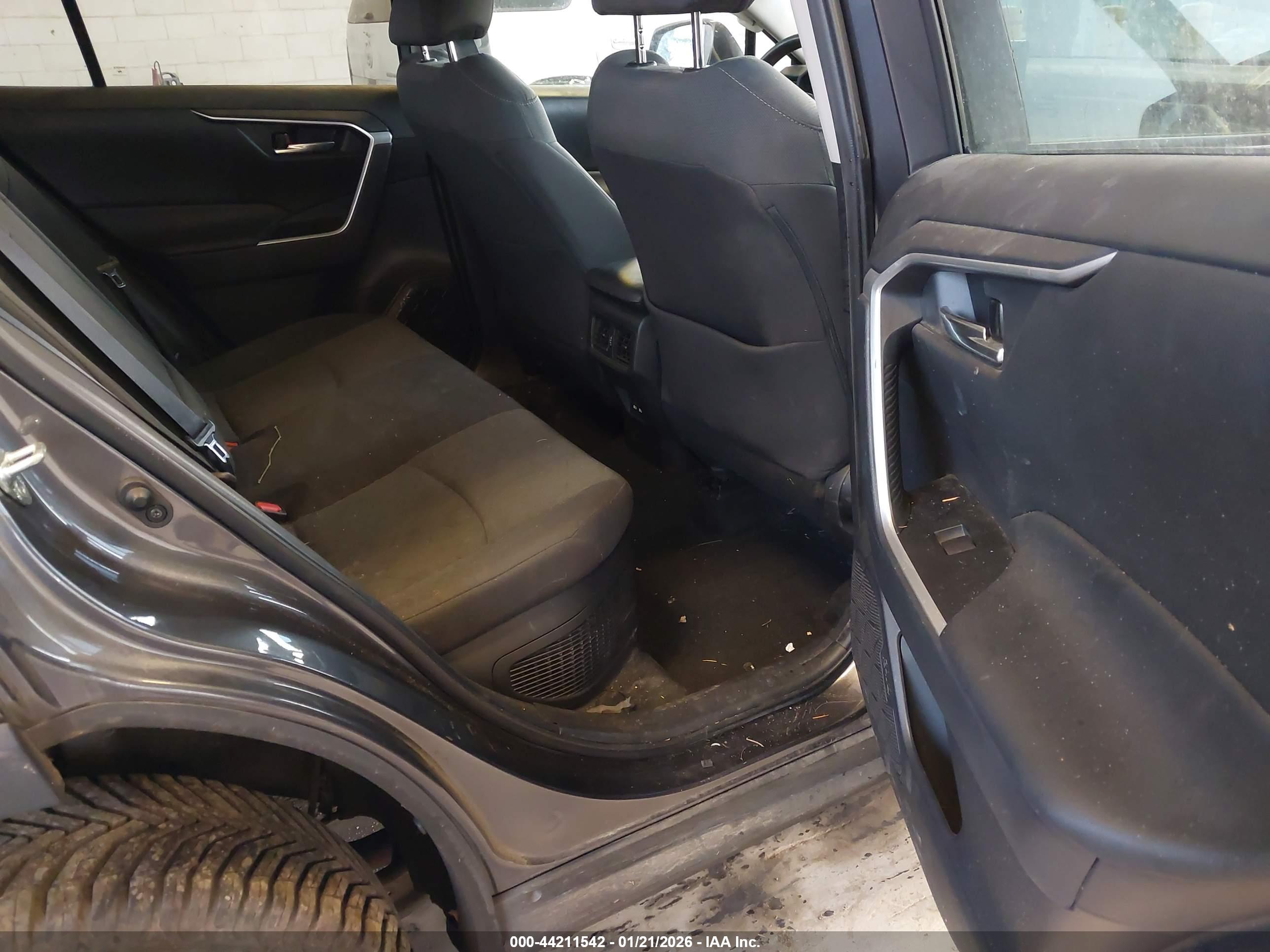TOYOTA RAV4 image 8
