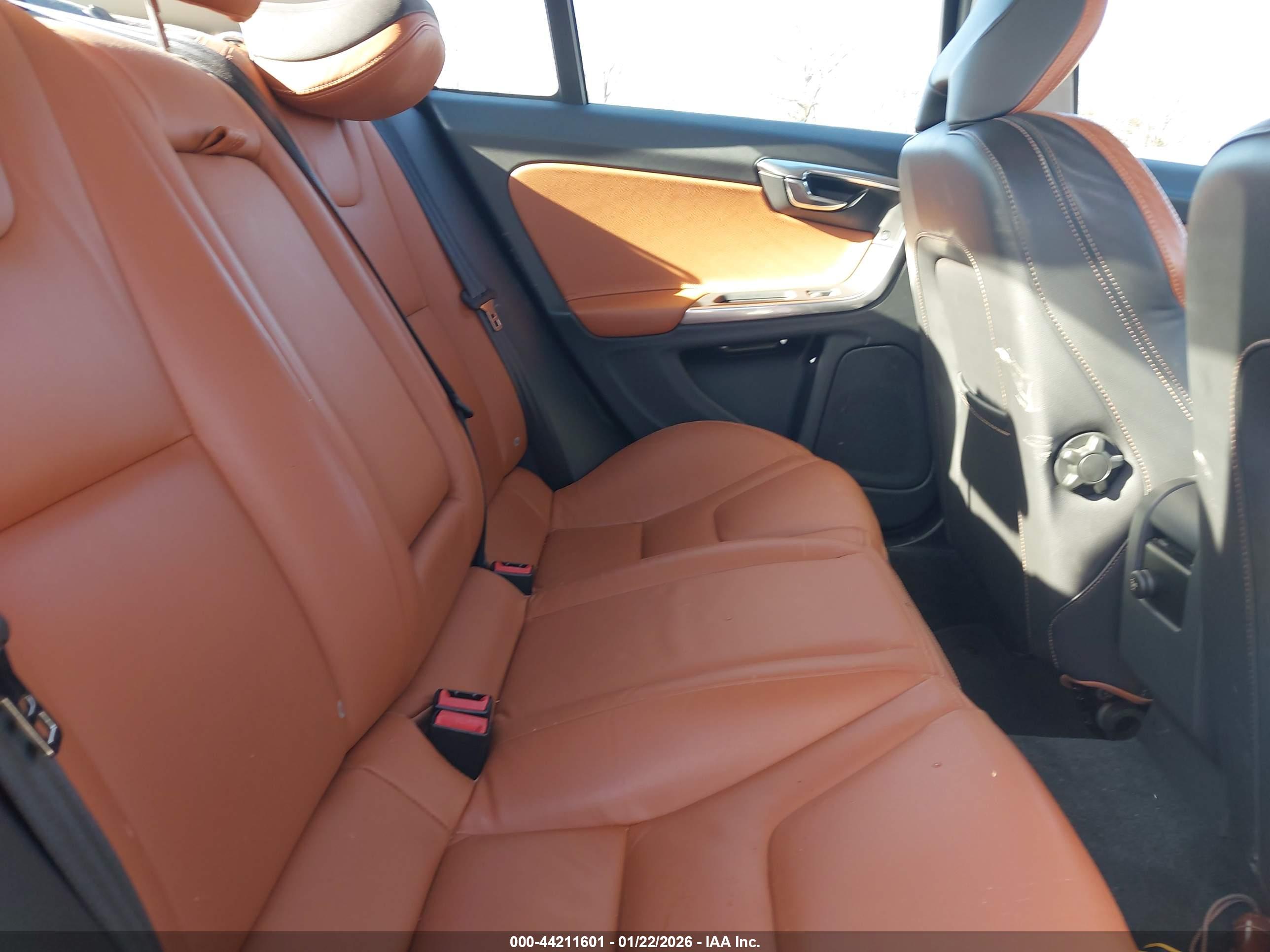 VOLVO S60 image 8