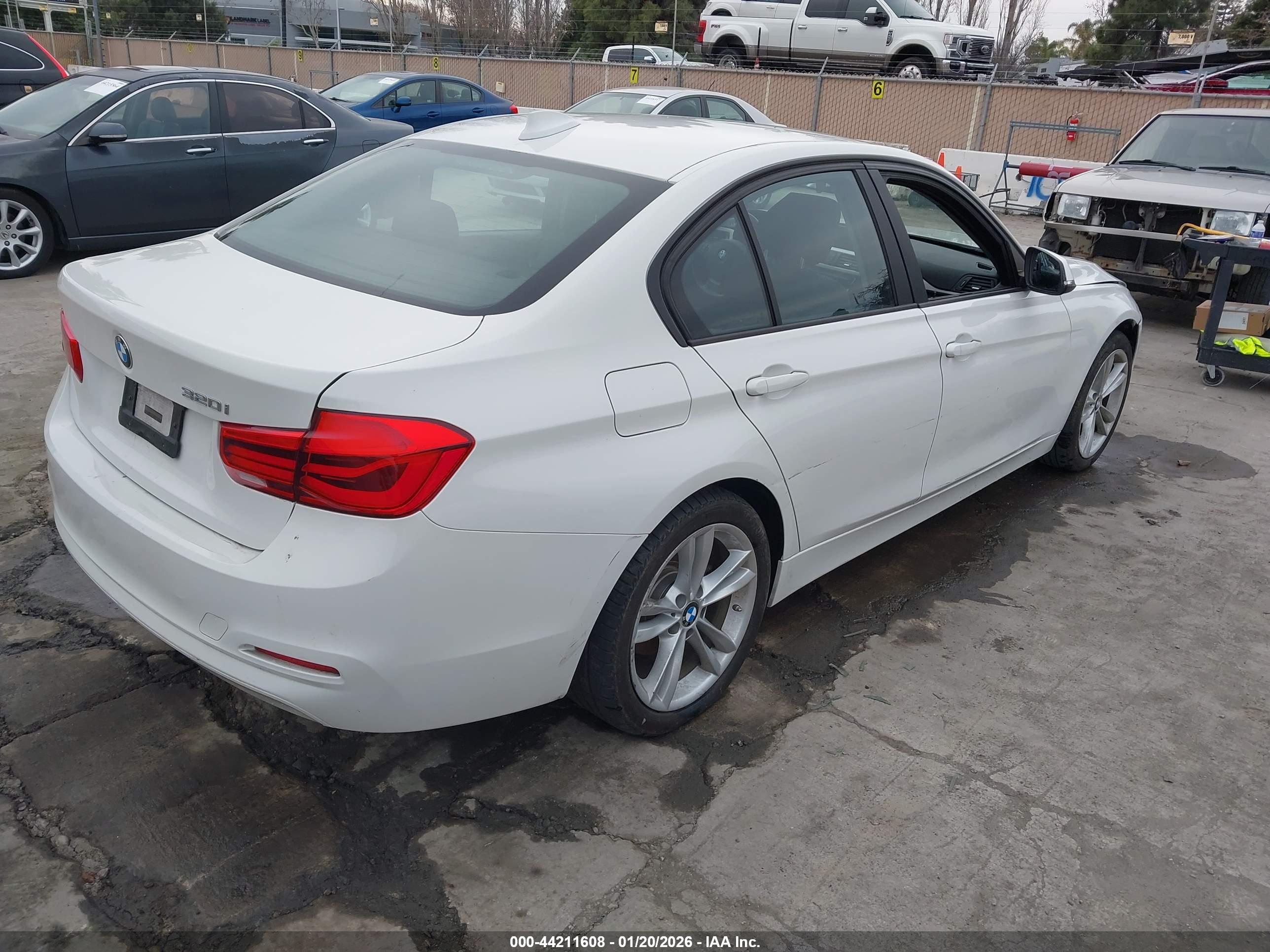 BMW 320I image 4