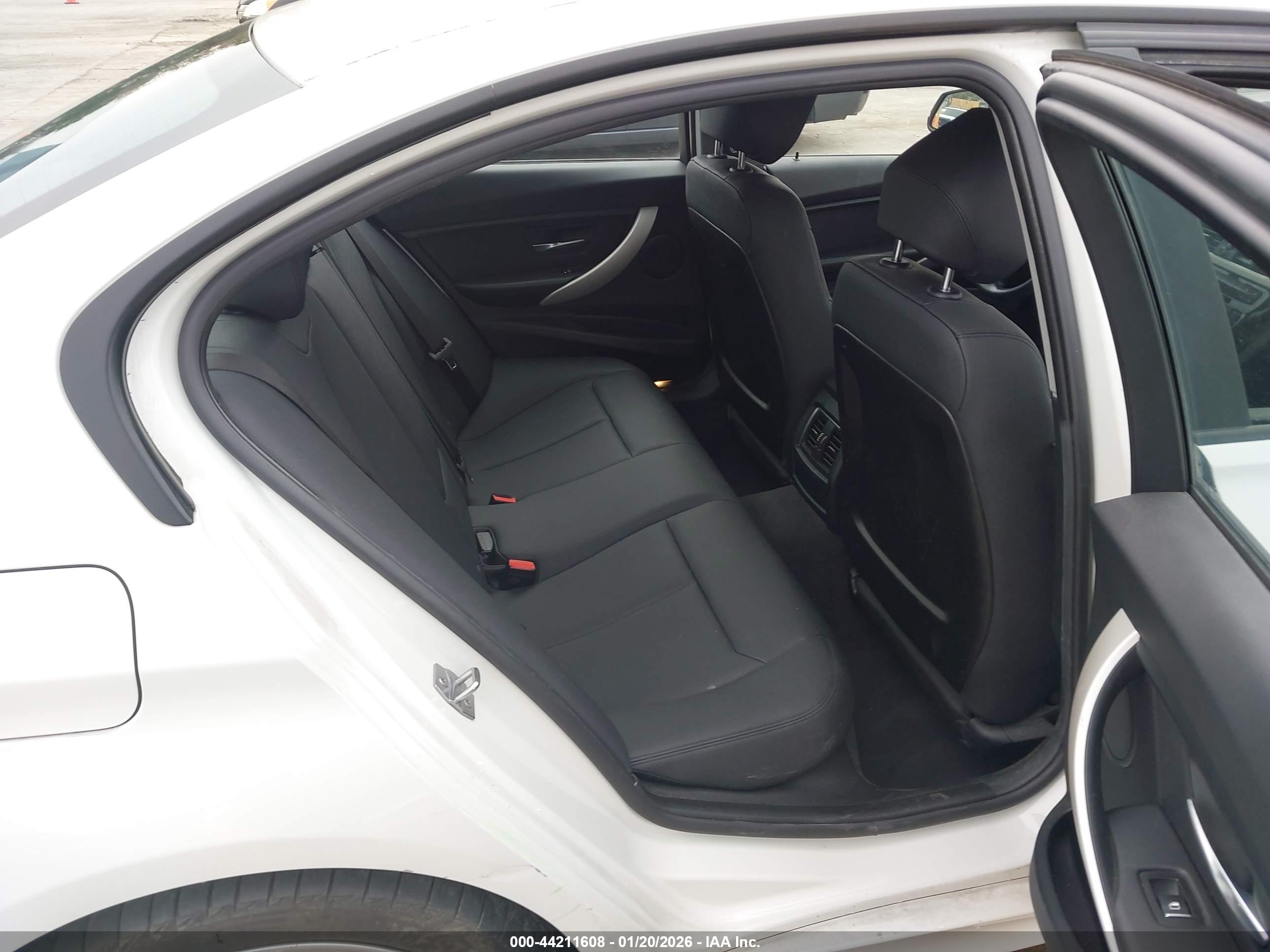 BMW 320I image 8