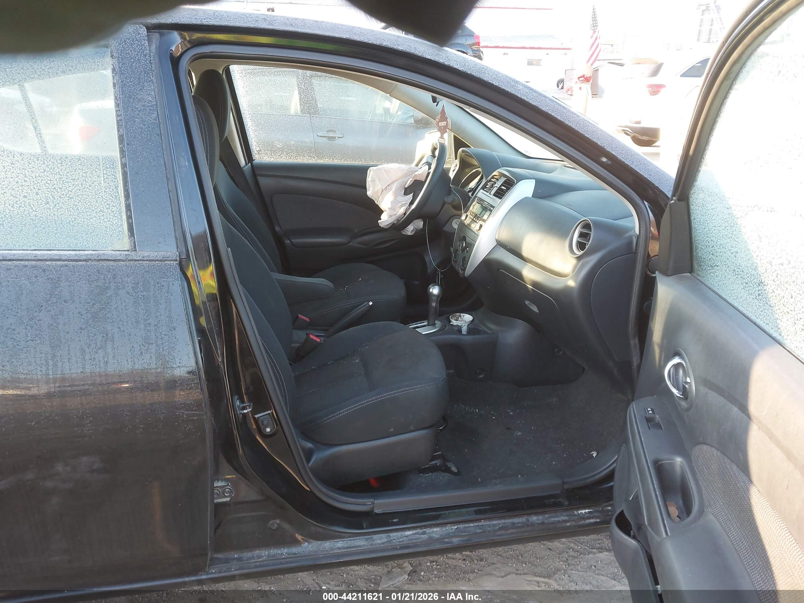 NISSAN VERSA image 5