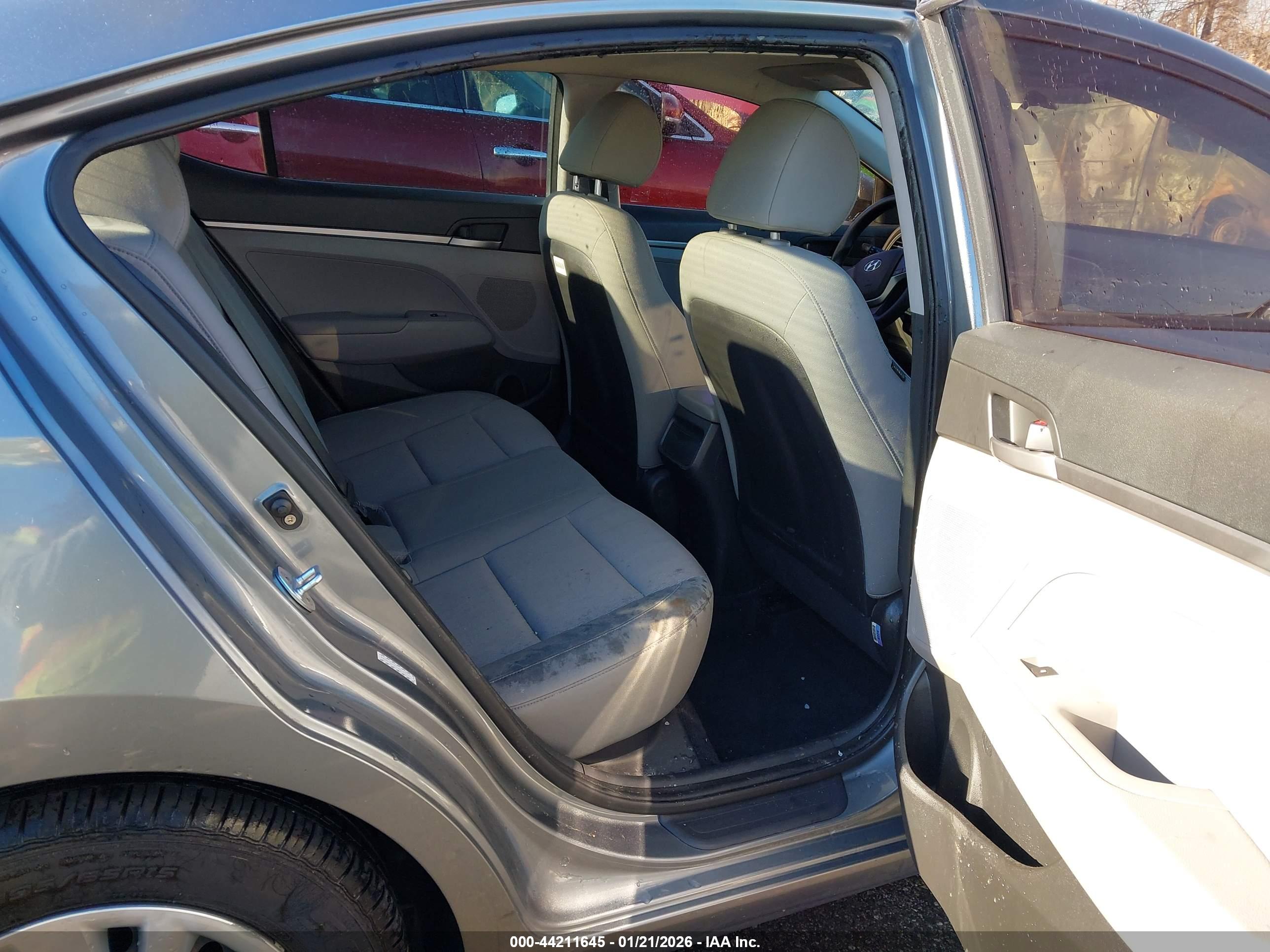 HYUNDAI ELANTRA image 8
