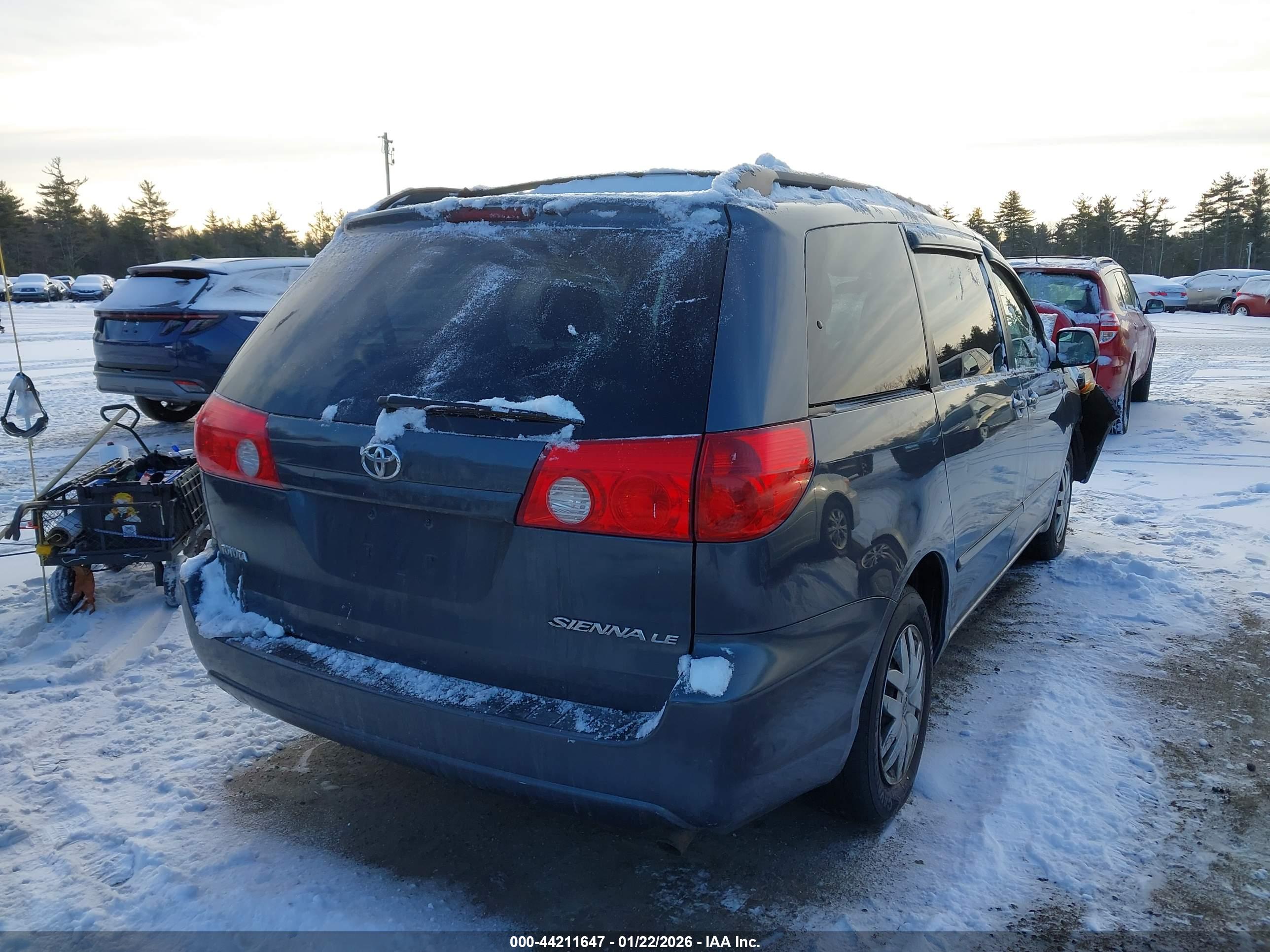 TOYOTA SIENNA image 4