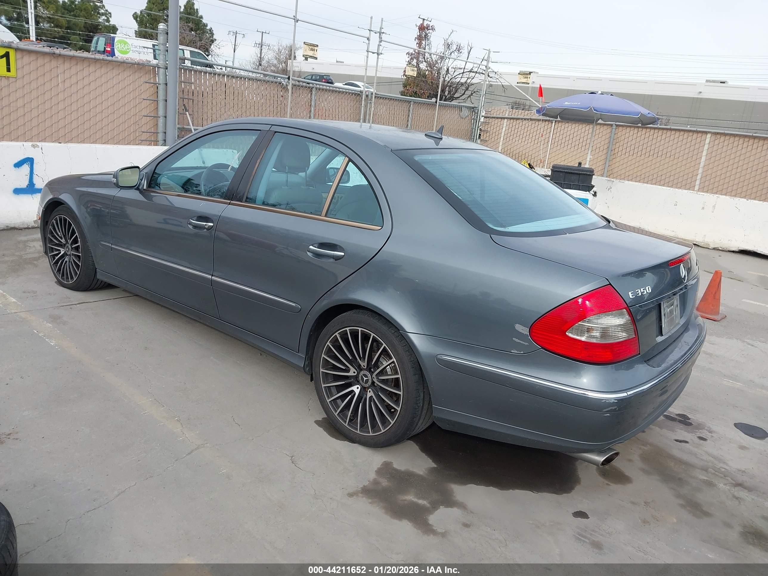 MERCEDES-BENZ E image 3