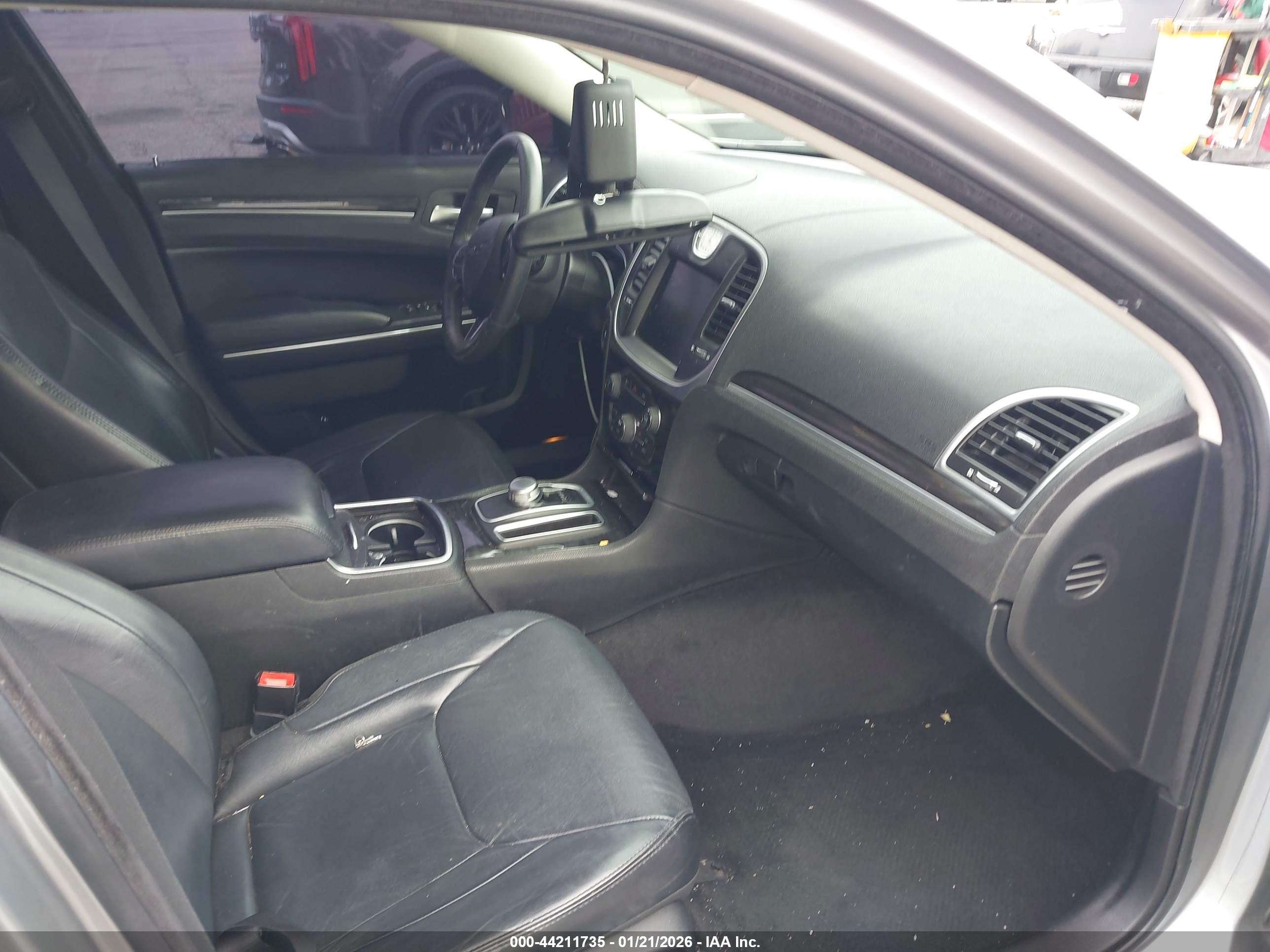 CHRYSLER 300 image 5