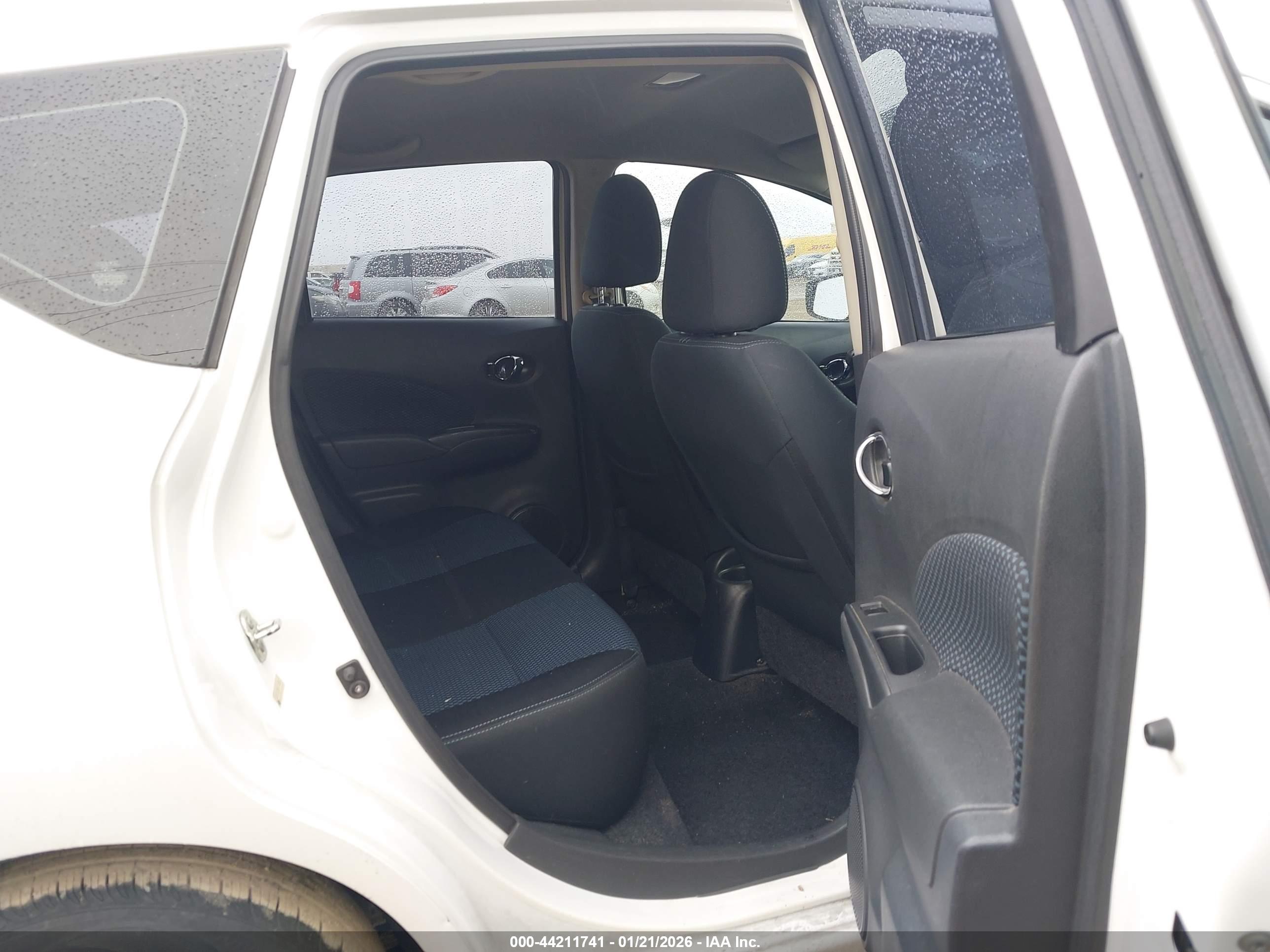 NISSAN VERSA image 8