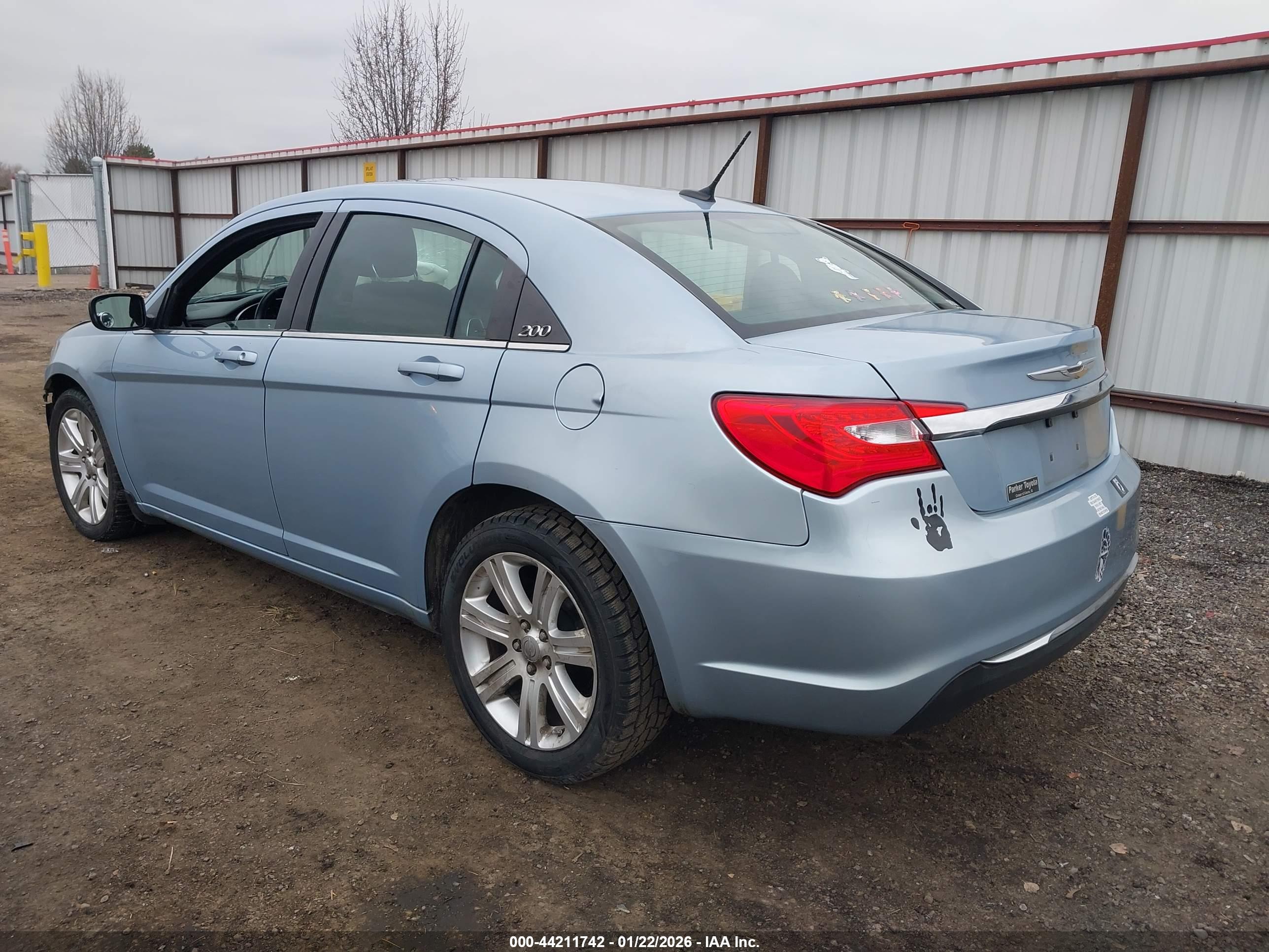CHRYSLER 200 image 3