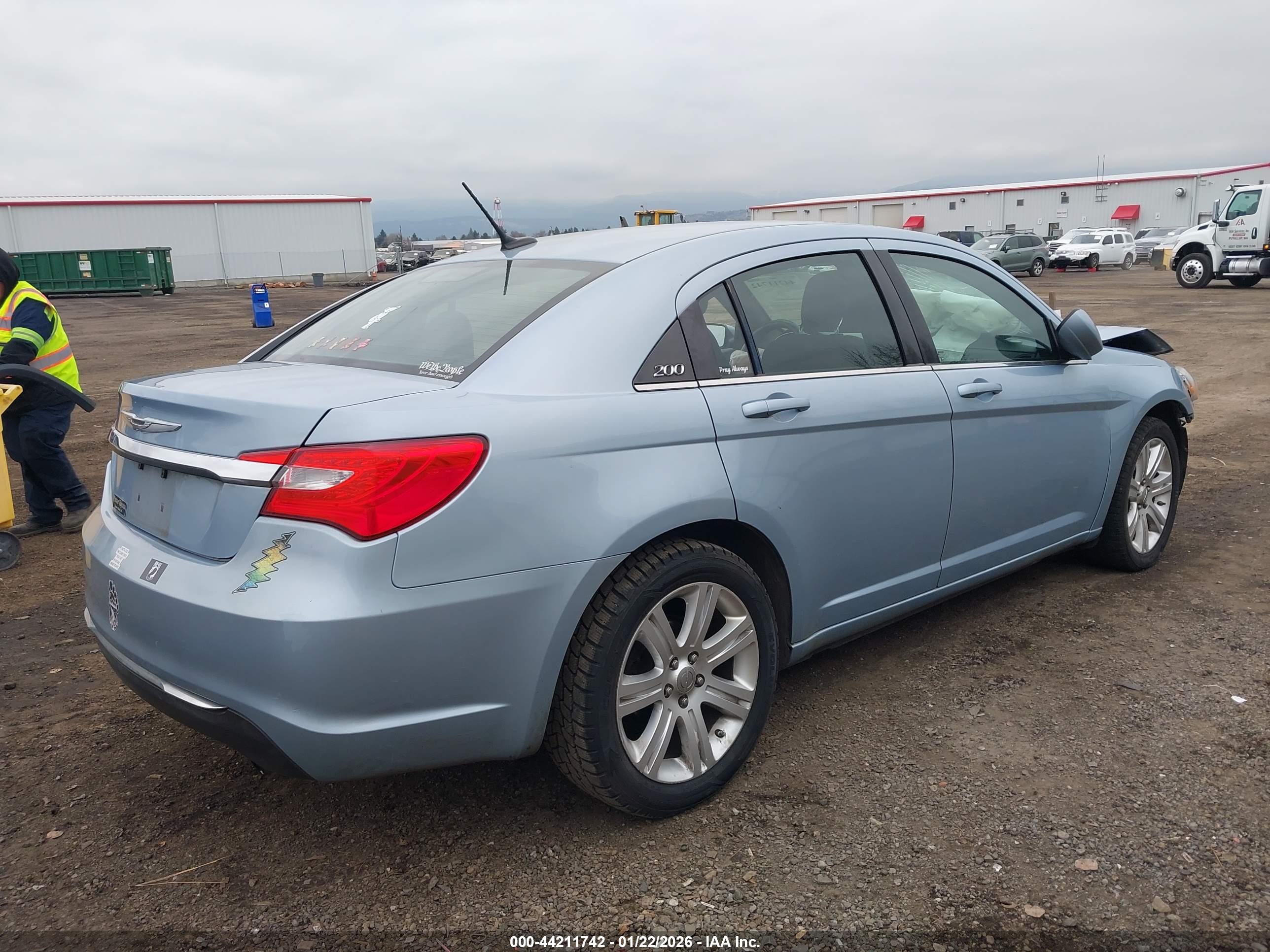CHRYSLER 200 image 4