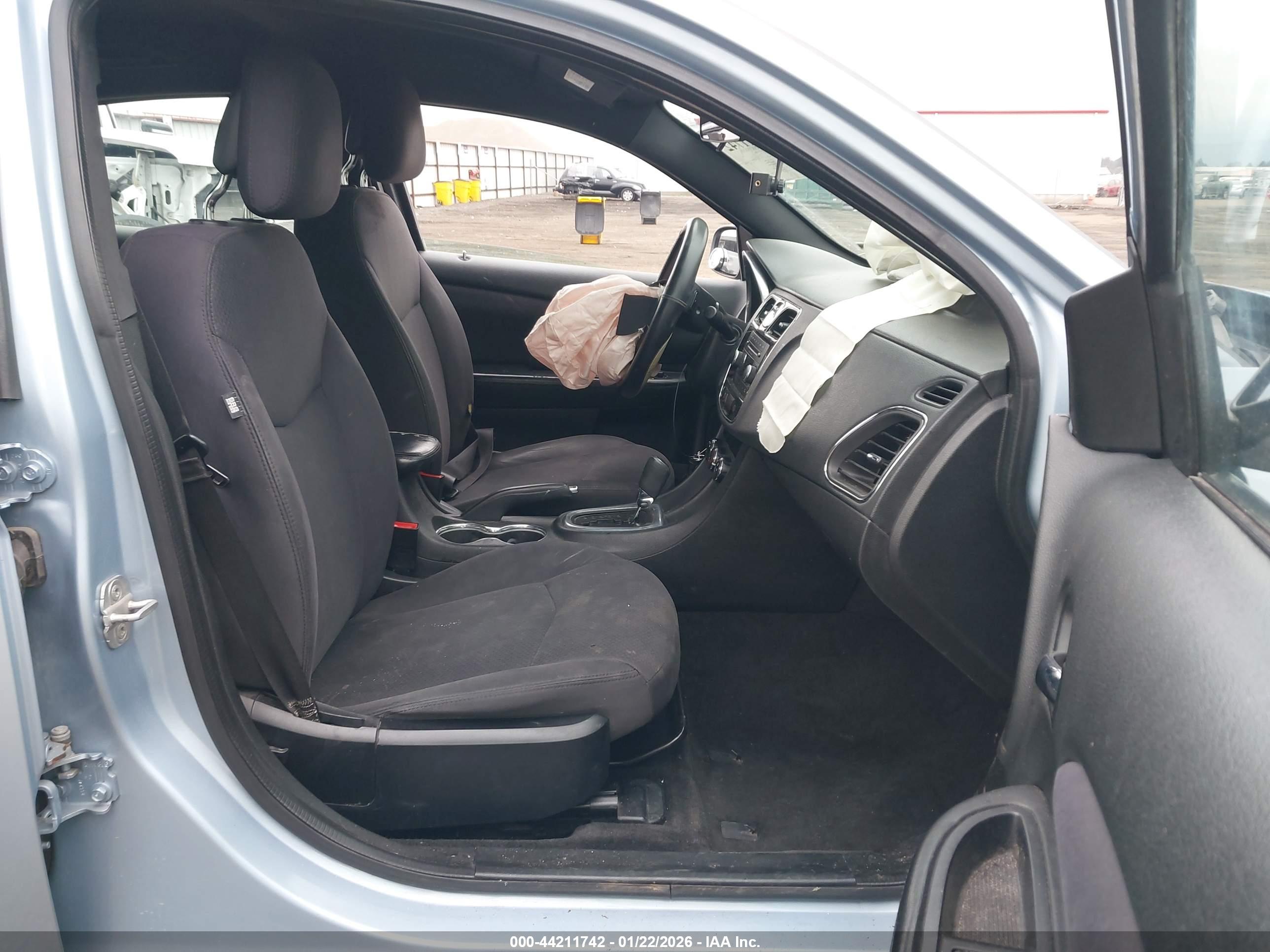 CHRYSLER 200 image 5