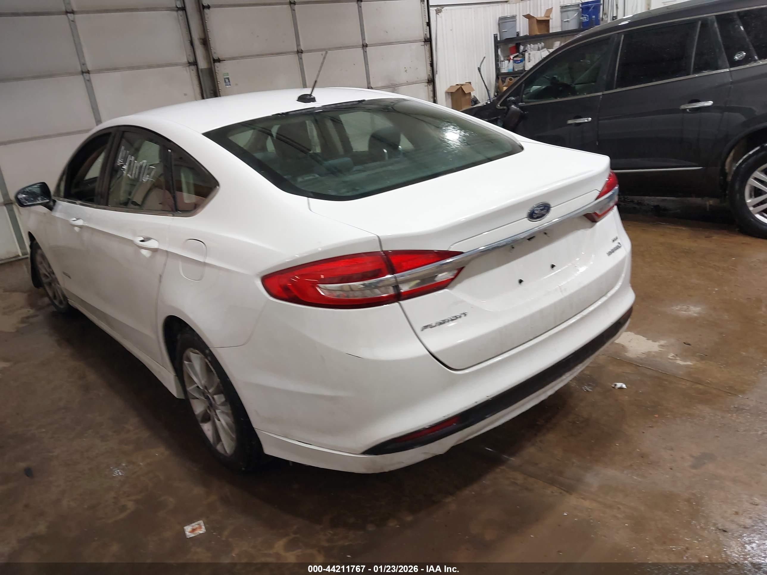 FORD FUSION image 3