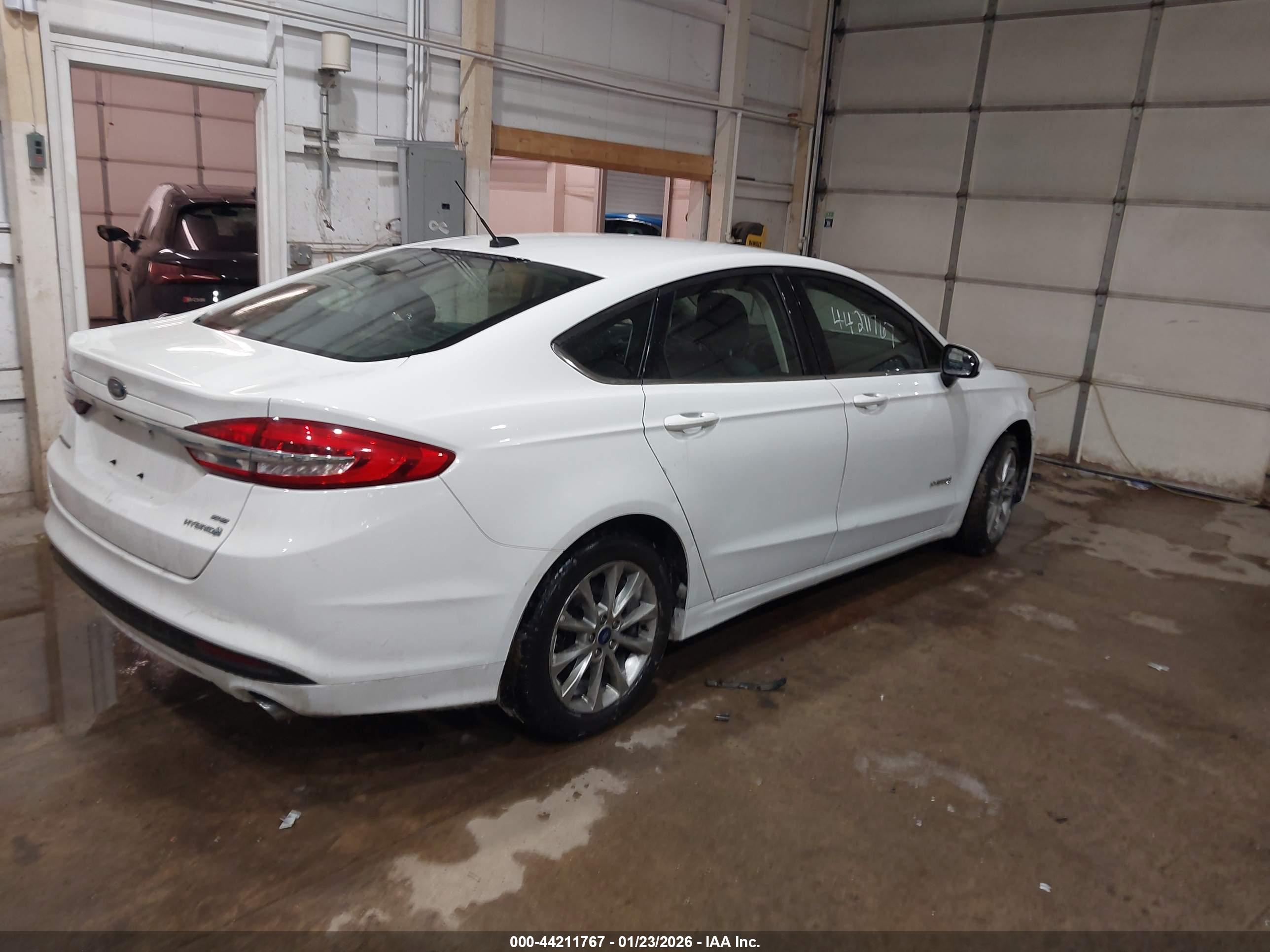 FORD FUSION image 4