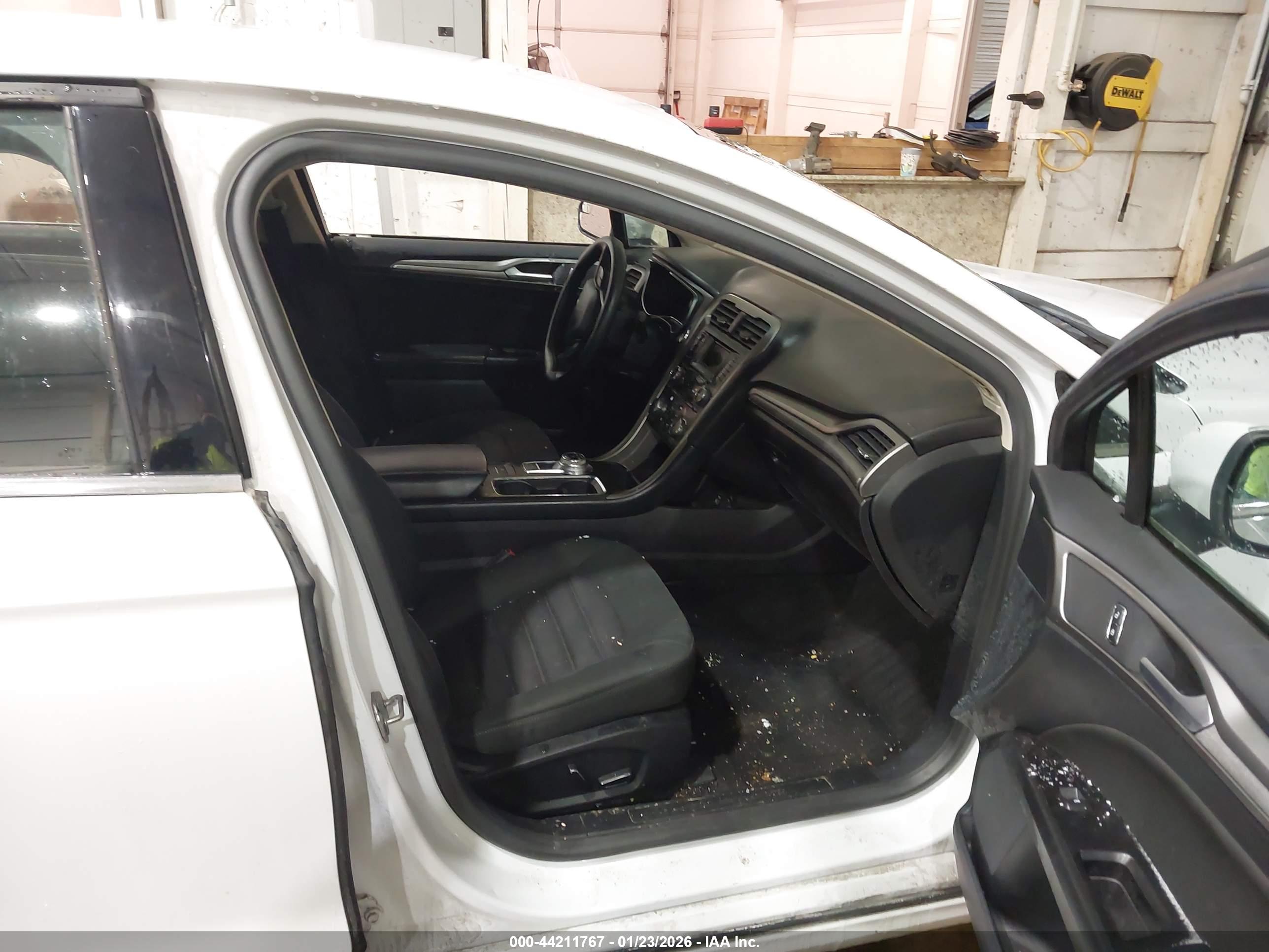 FORD FUSION image 5
