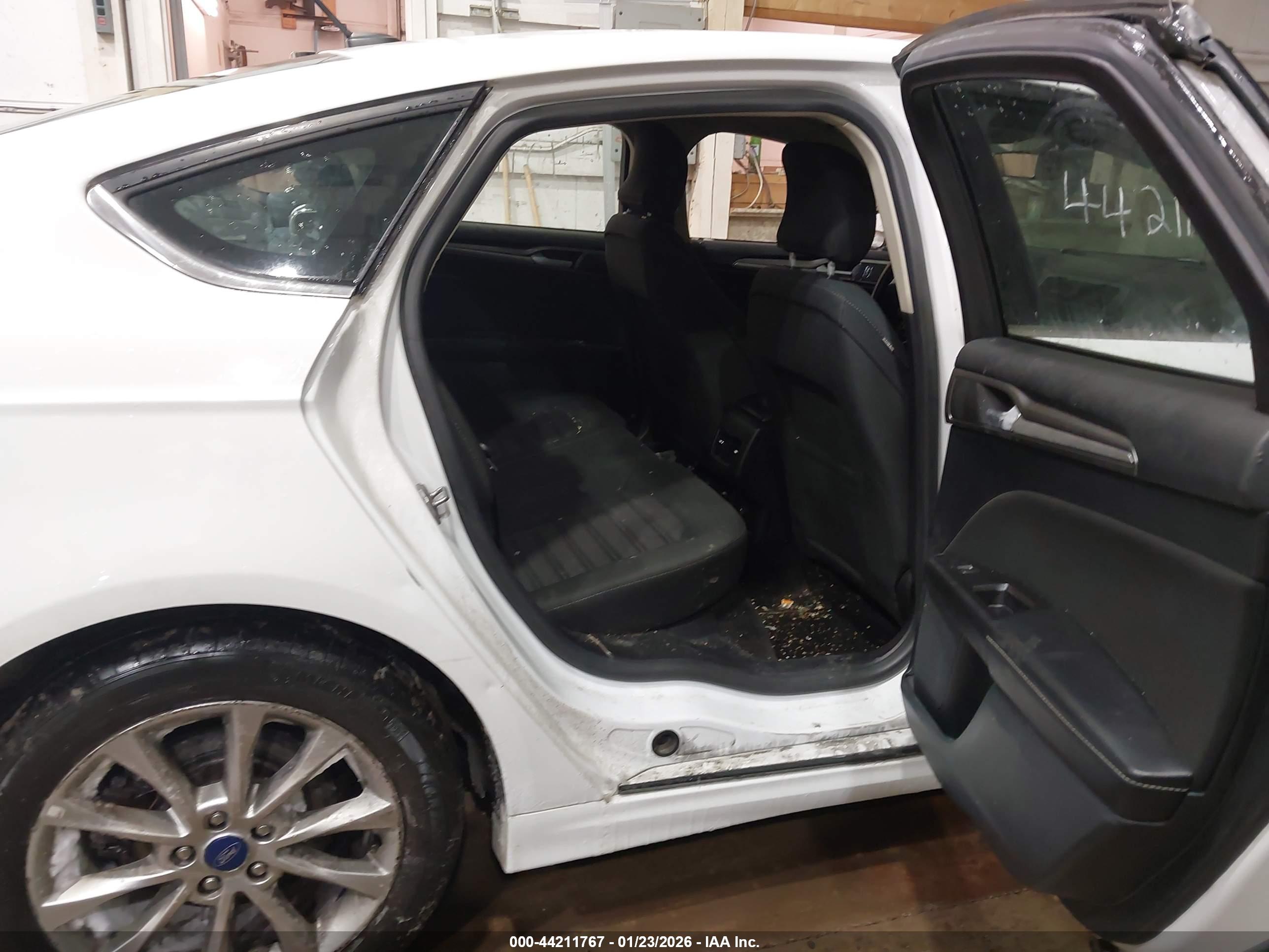 FORD FUSION image 8