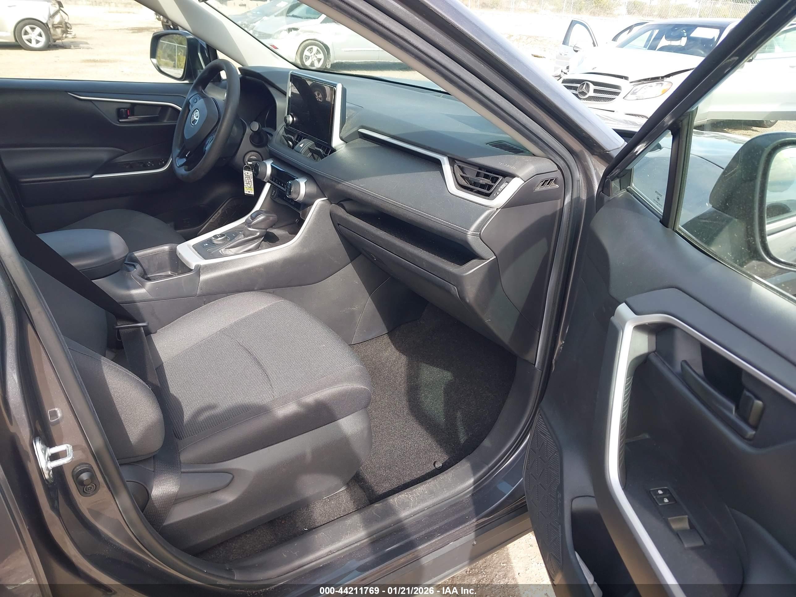 TOYOTA RAV4 image 5