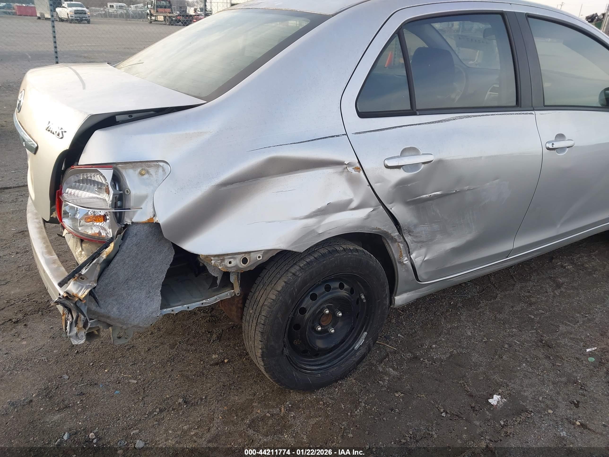 TOYOTA YARIS image 6