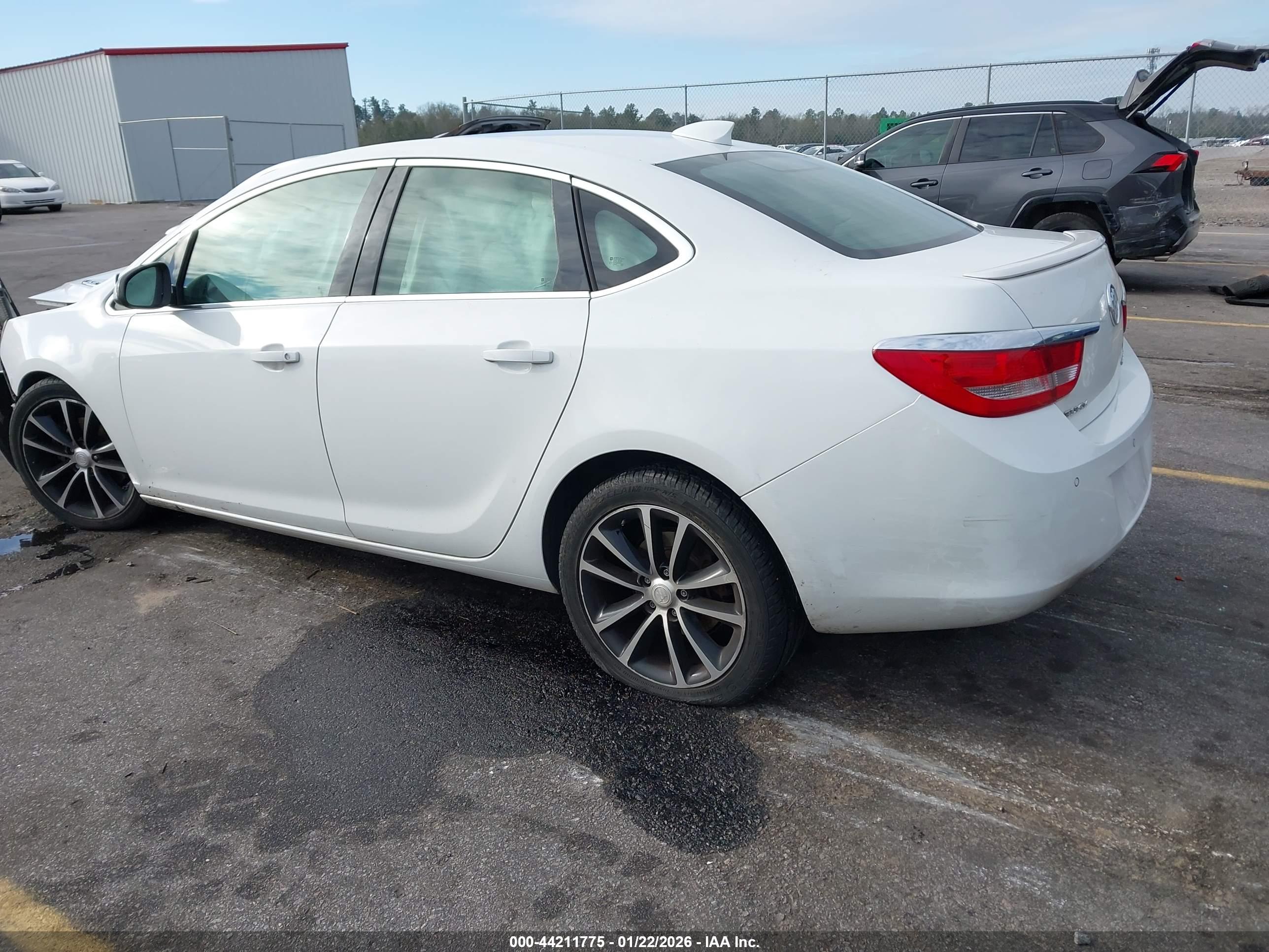 BUICK VERANO image 3