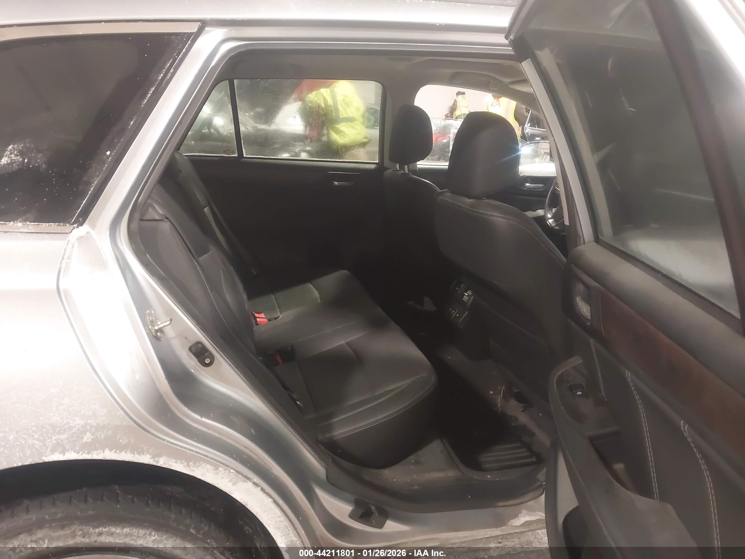 SUBARU OUTBACK image 8