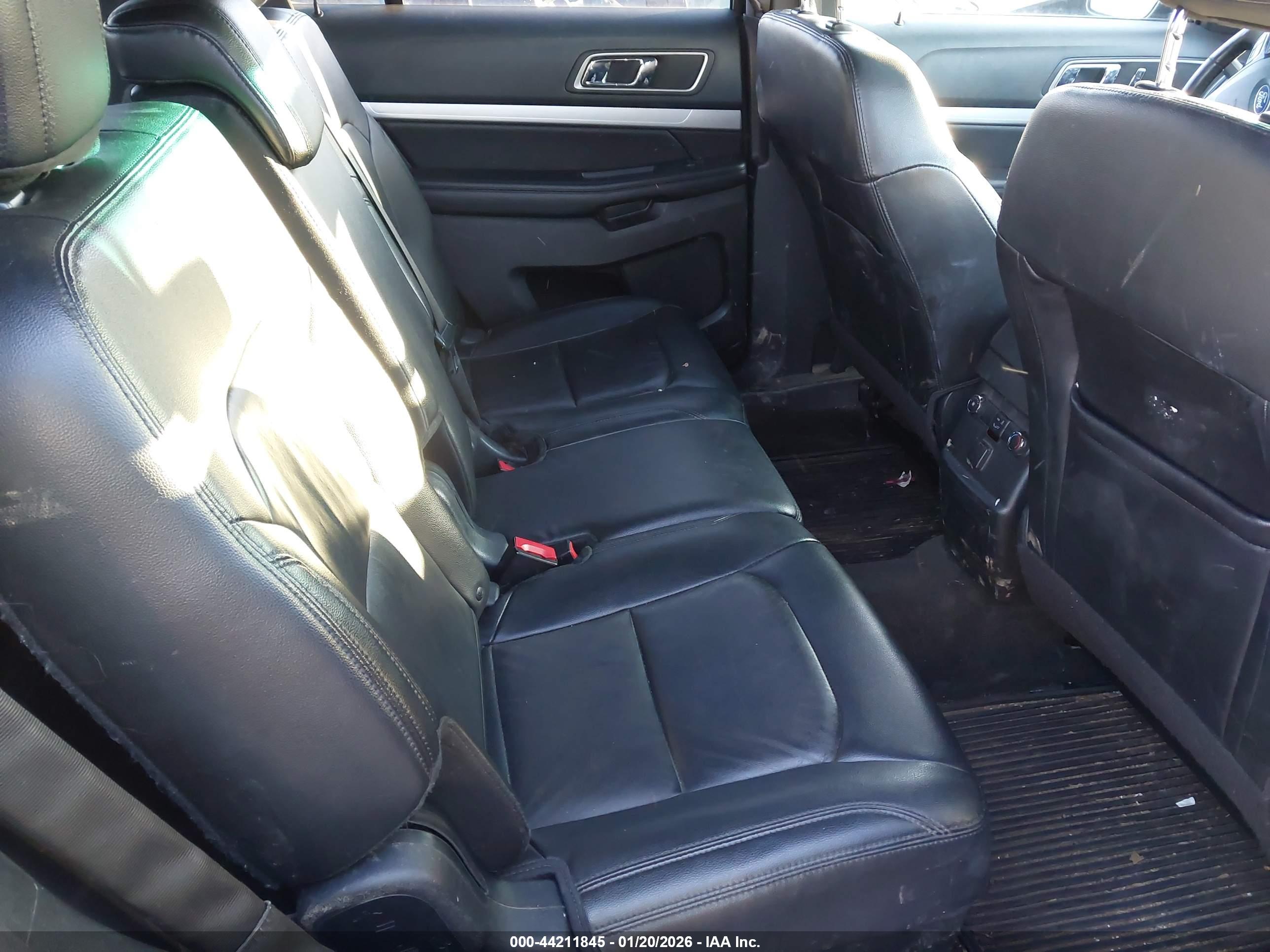 FORD EXPLORER image 8