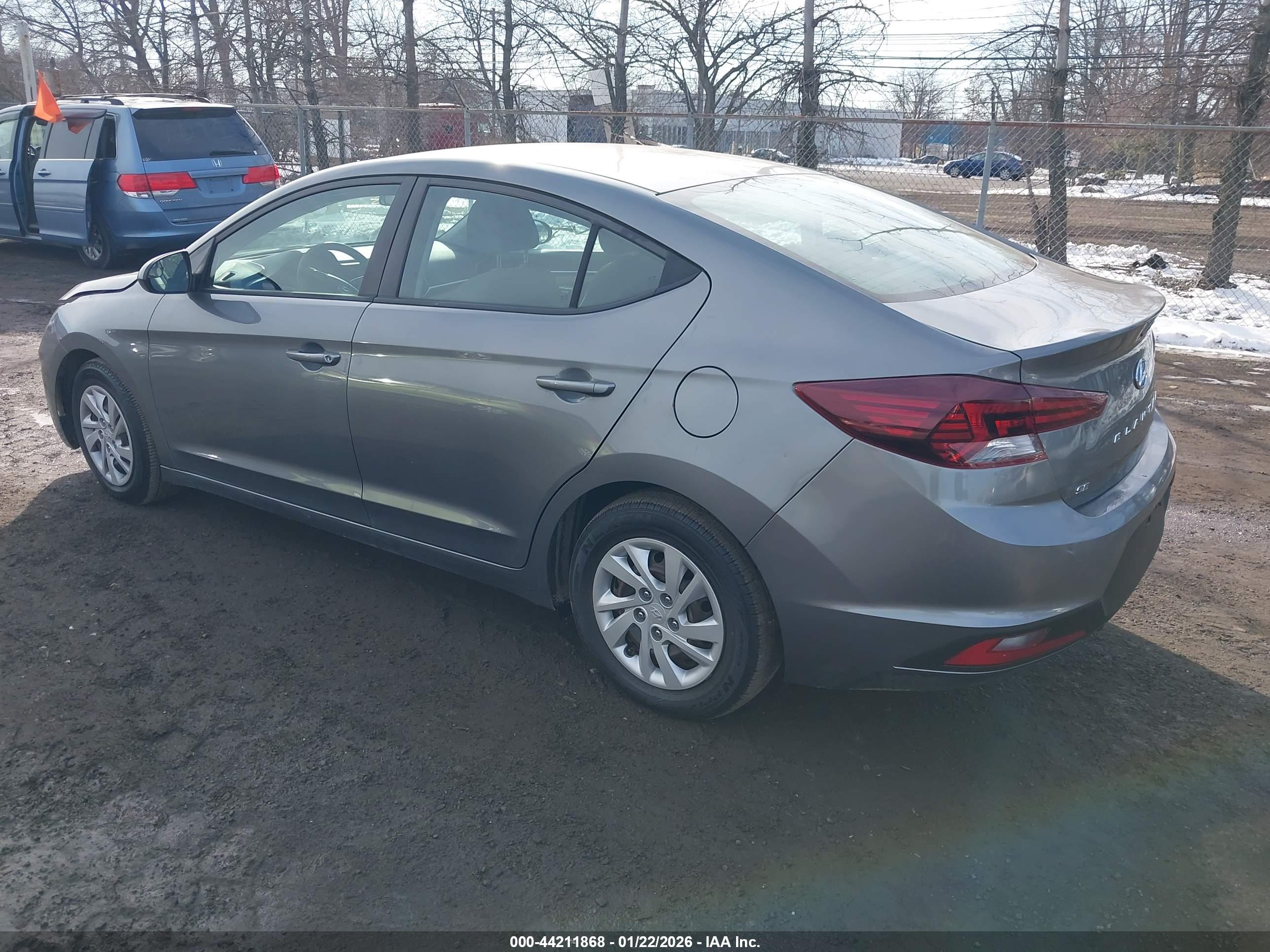 HYUNDAI ELANTRA image 3