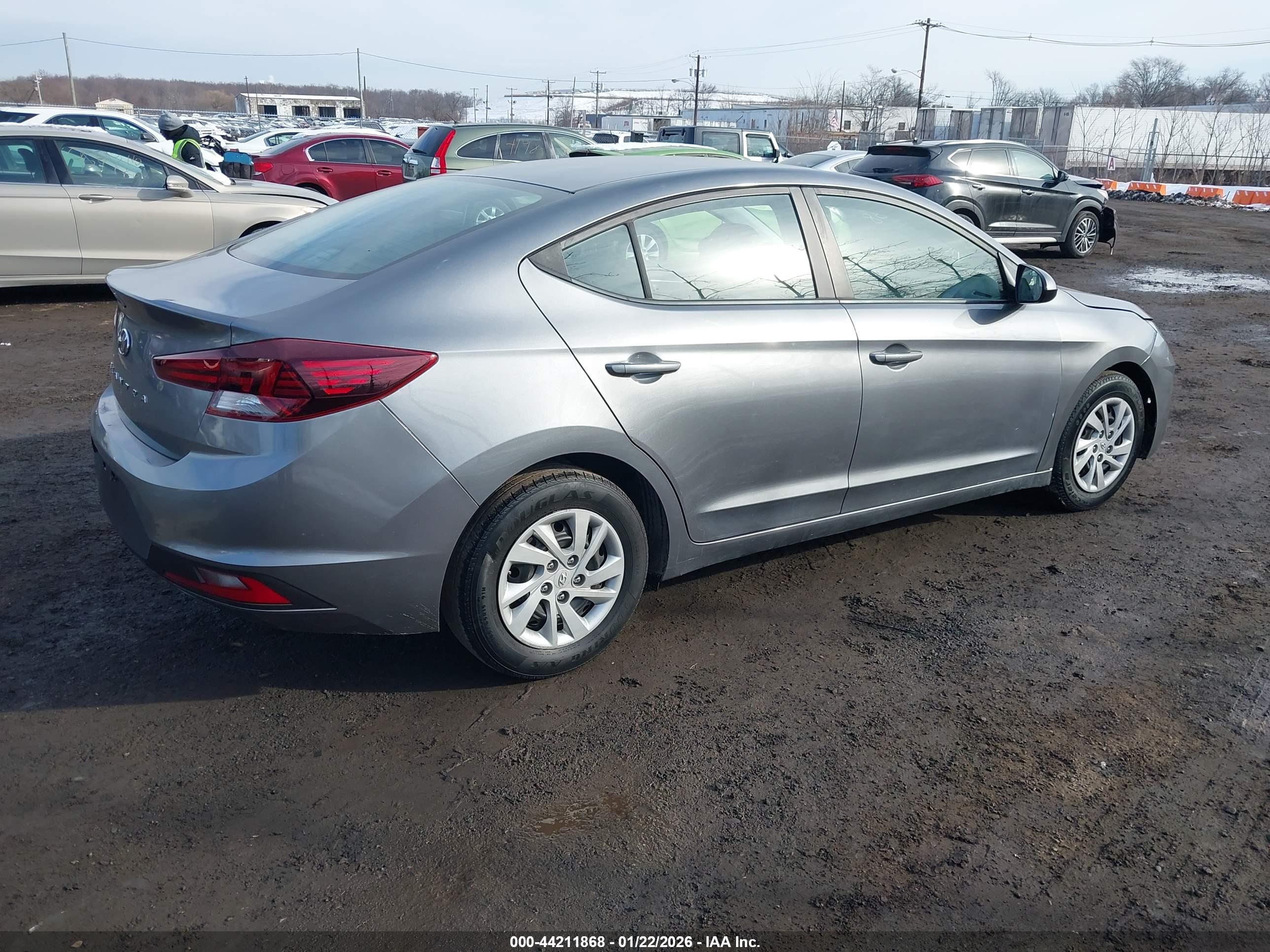HYUNDAI ELANTRA image 4