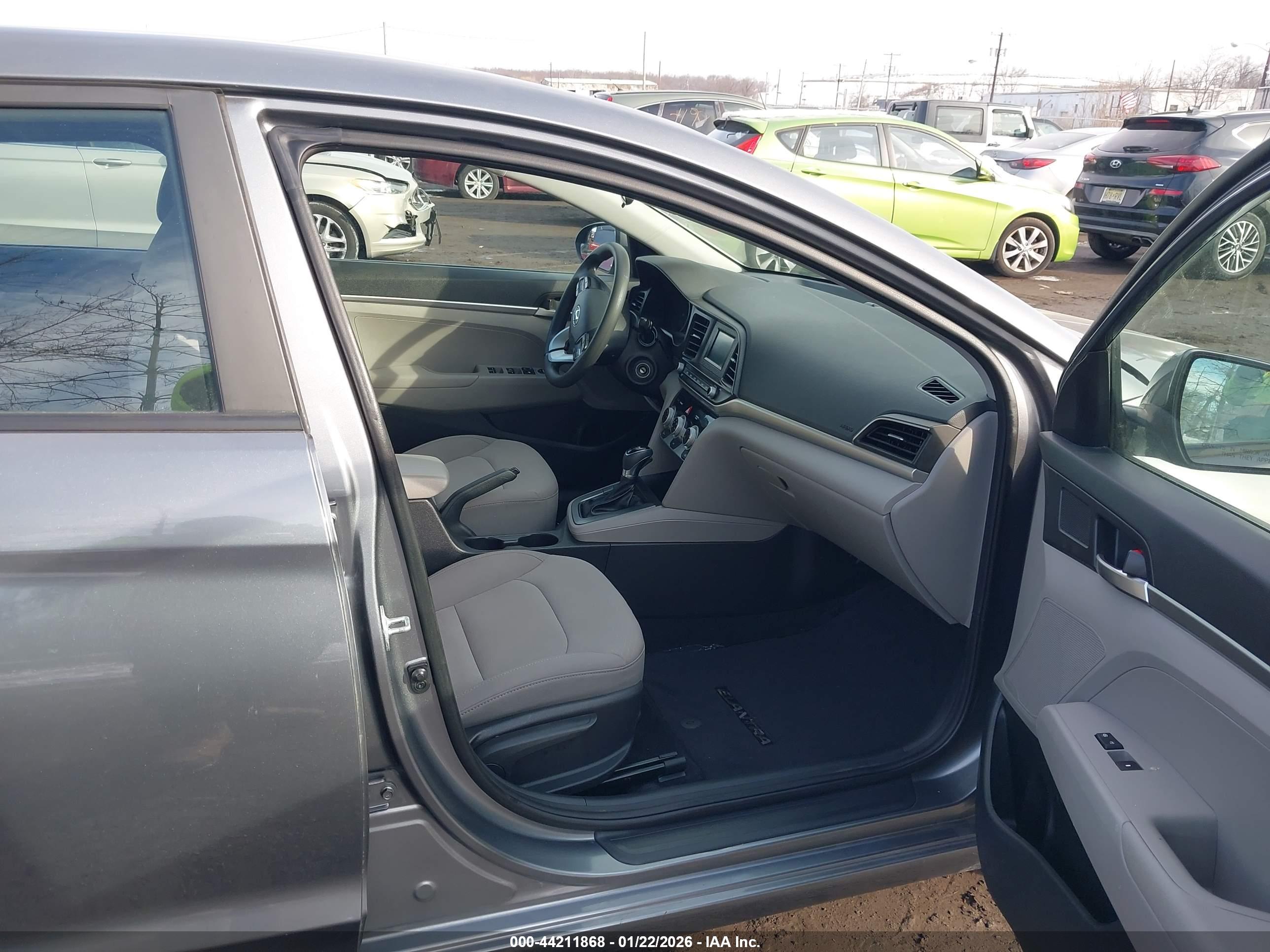 HYUNDAI ELANTRA image 5
