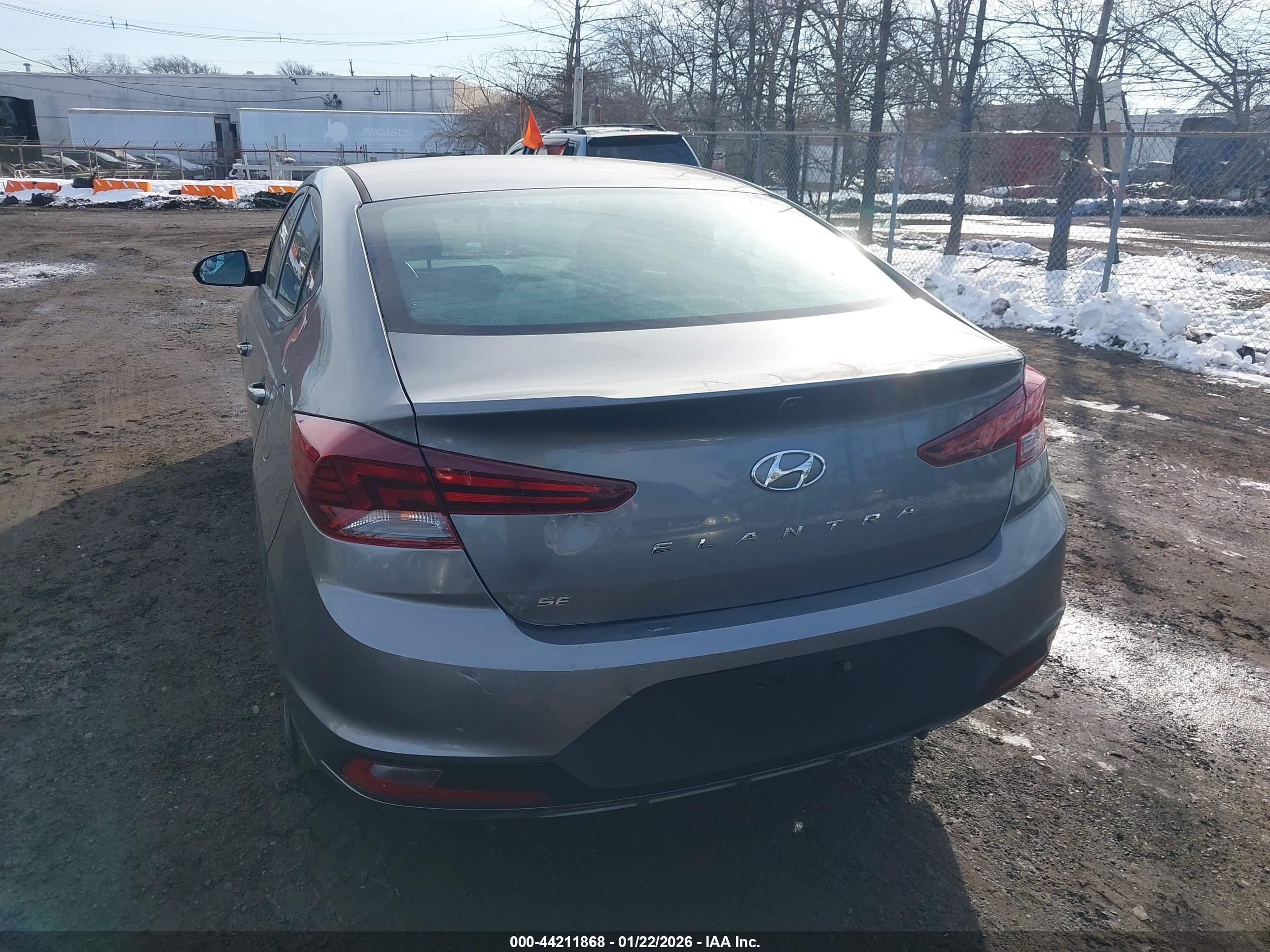 HYUNDAI ELANTRA image 6