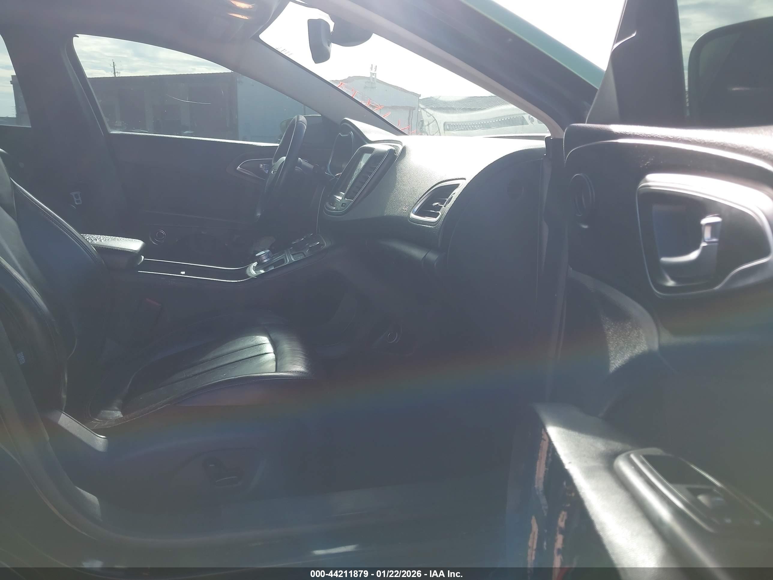 CHRYSLER 200 image 5