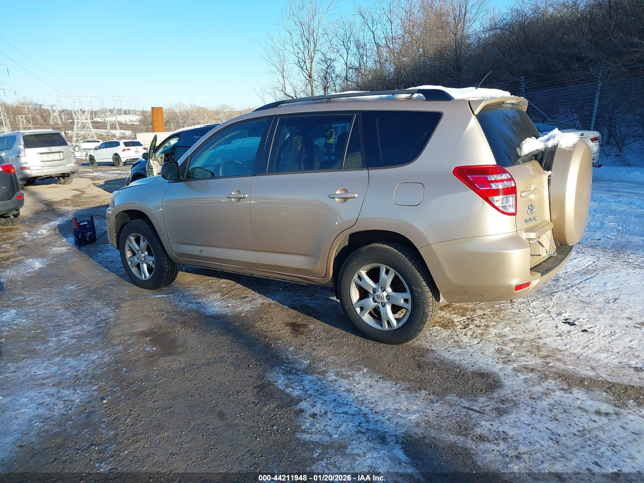 TOYOTA RAV4 image 3