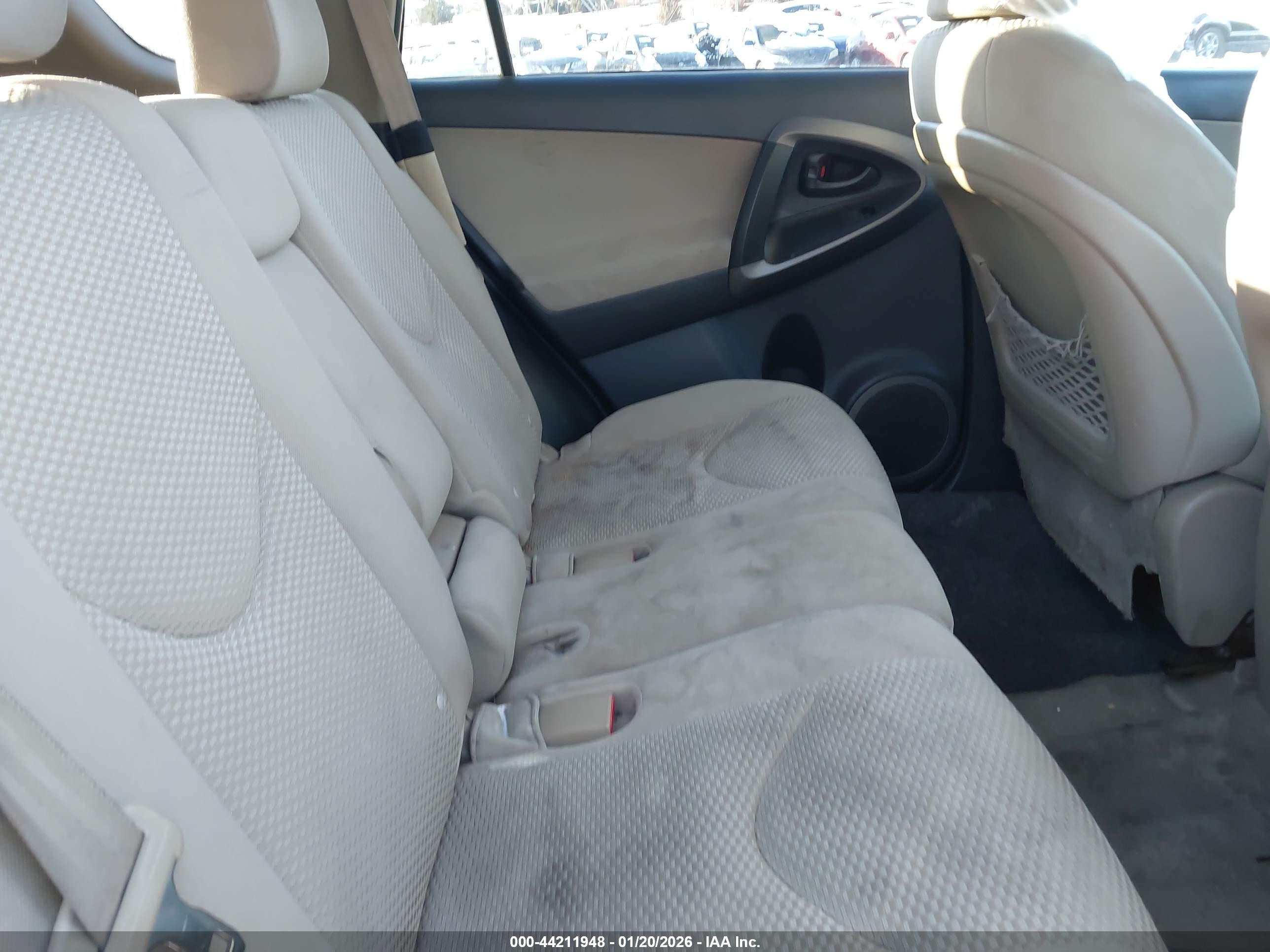 TOYOTA RAV4 image 8