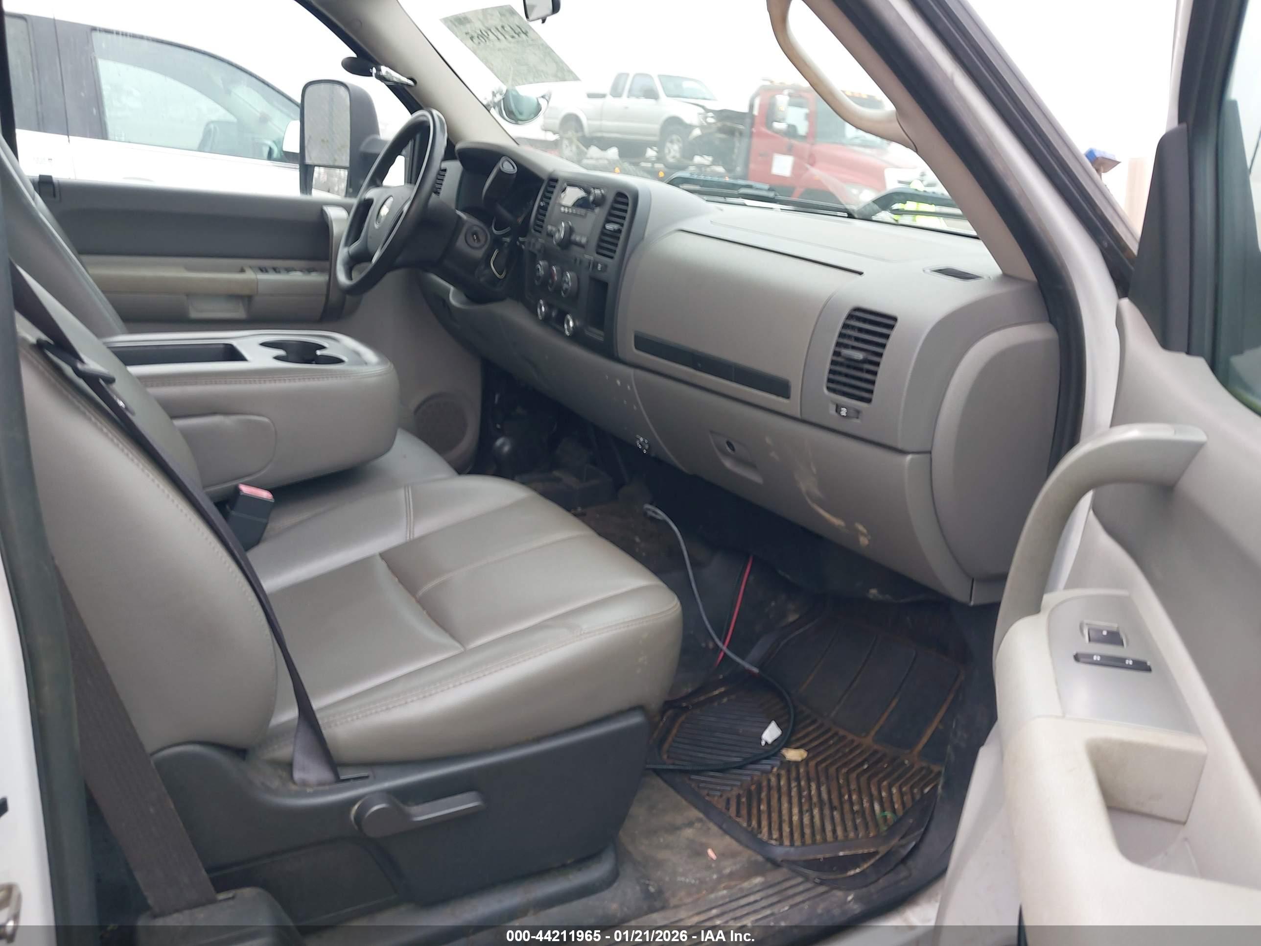 CHEVROLET SILVERADO image 5