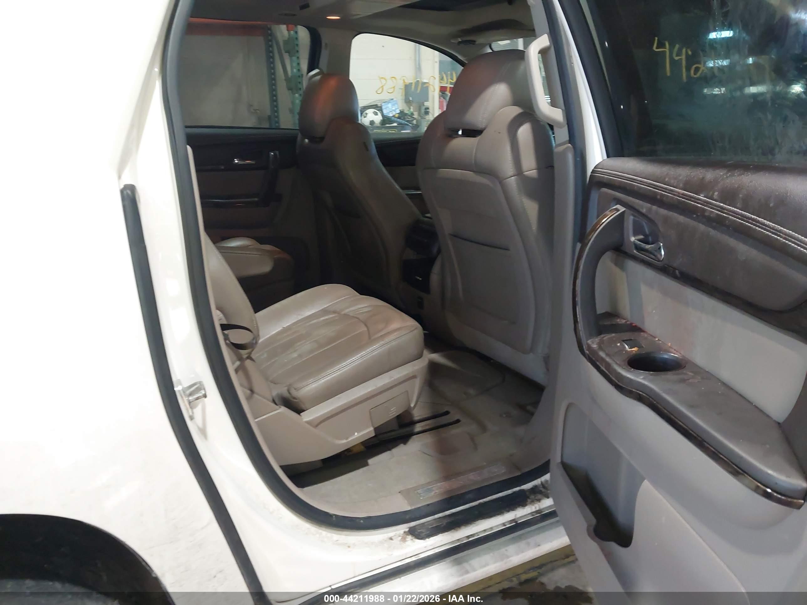 GMC ACADIA image 8