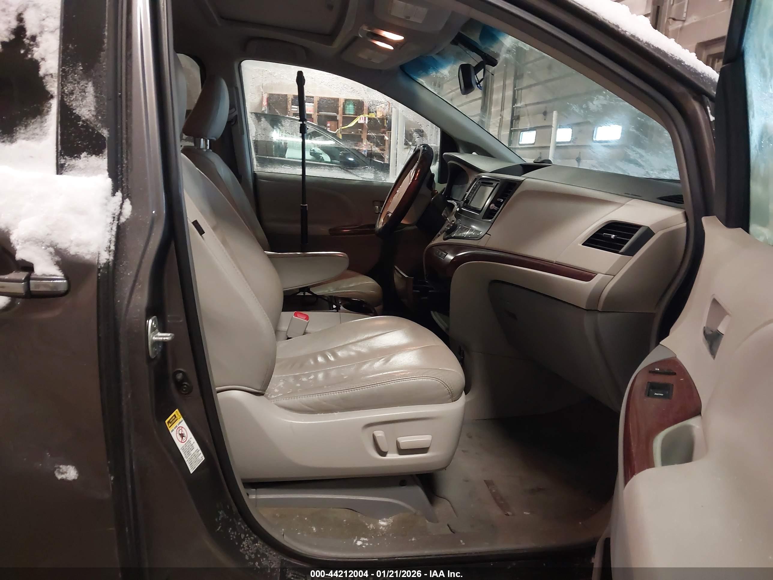 TOYOTA SIENNA image 5