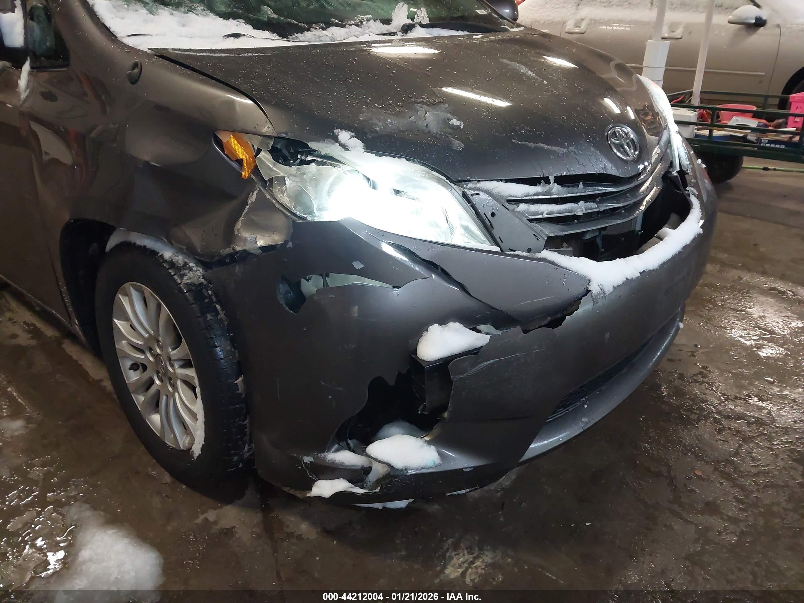 TOYOTA SIENNA image 6