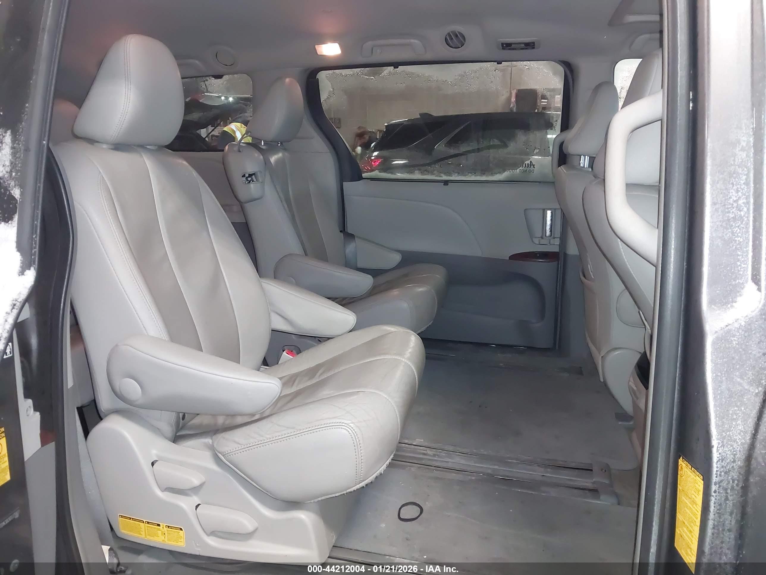 TOYOTA SIENNA image 8
