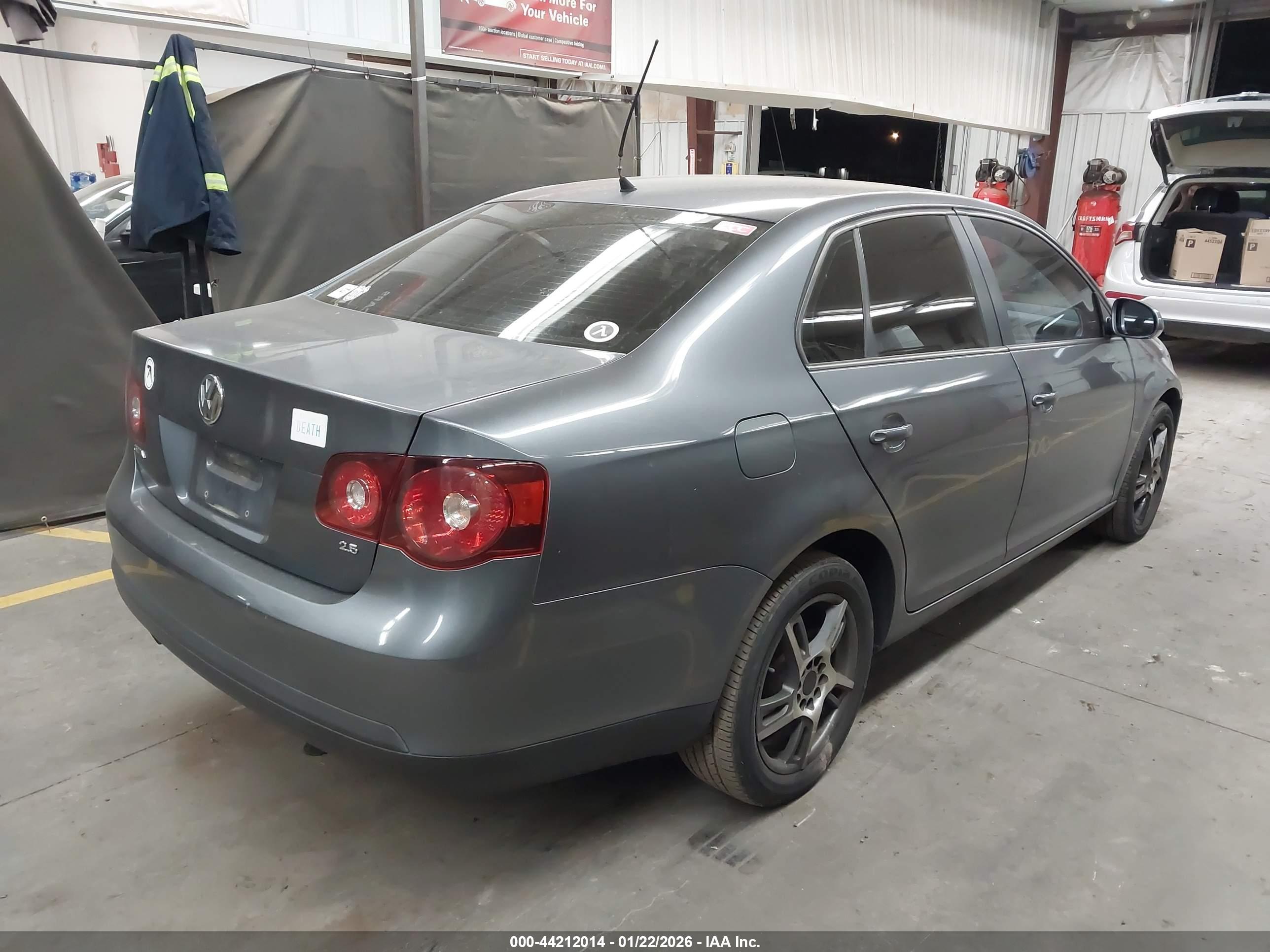 VOLKSWAGEN JETTA image 4