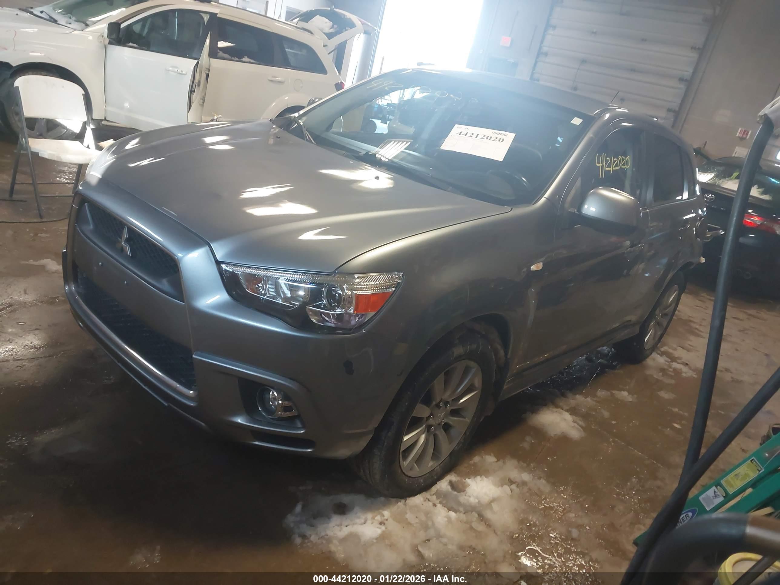 MITSUBISHI OUTLANDER image 2
