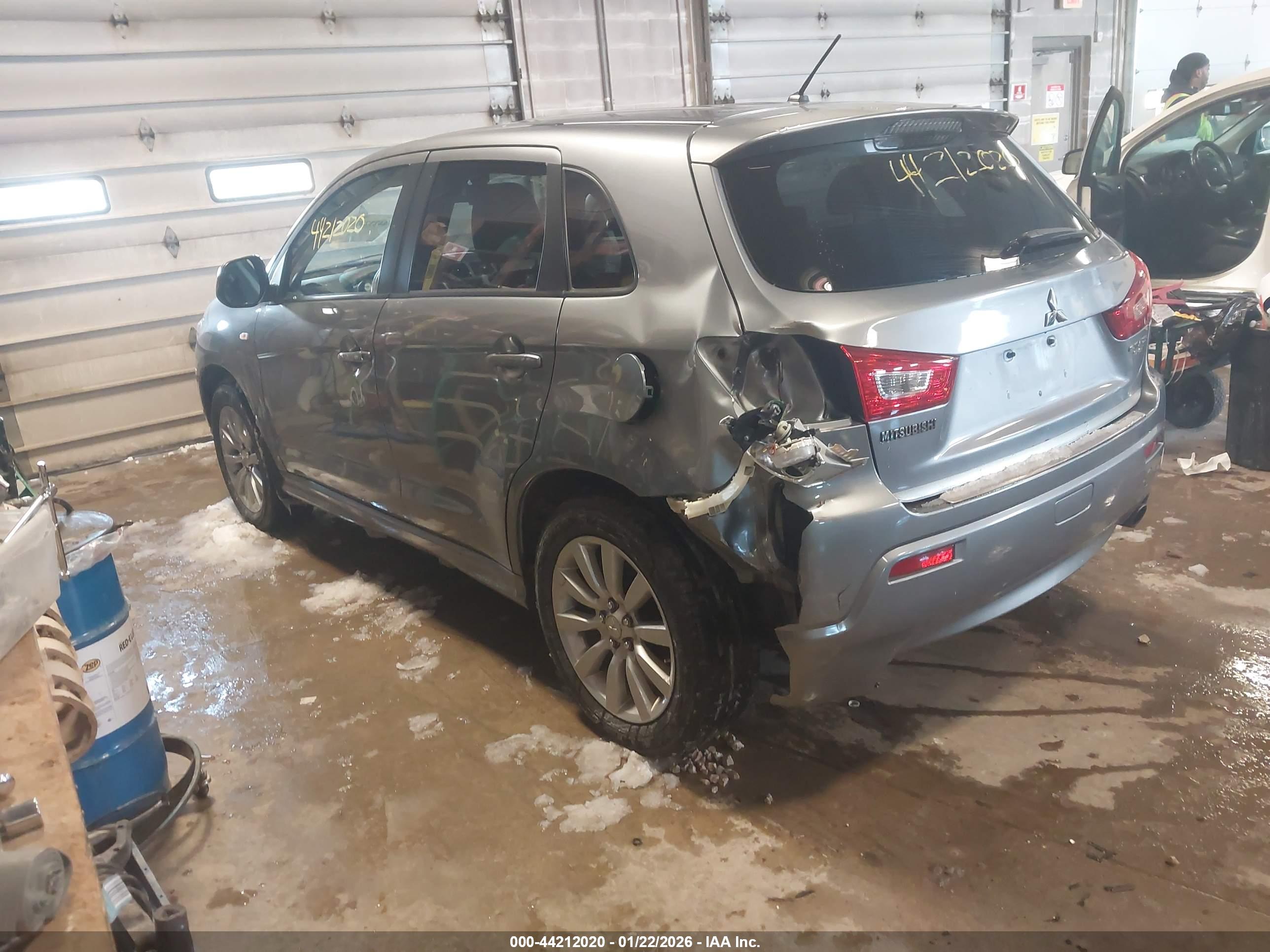 MITSUBISHI OUTLANDER image 3