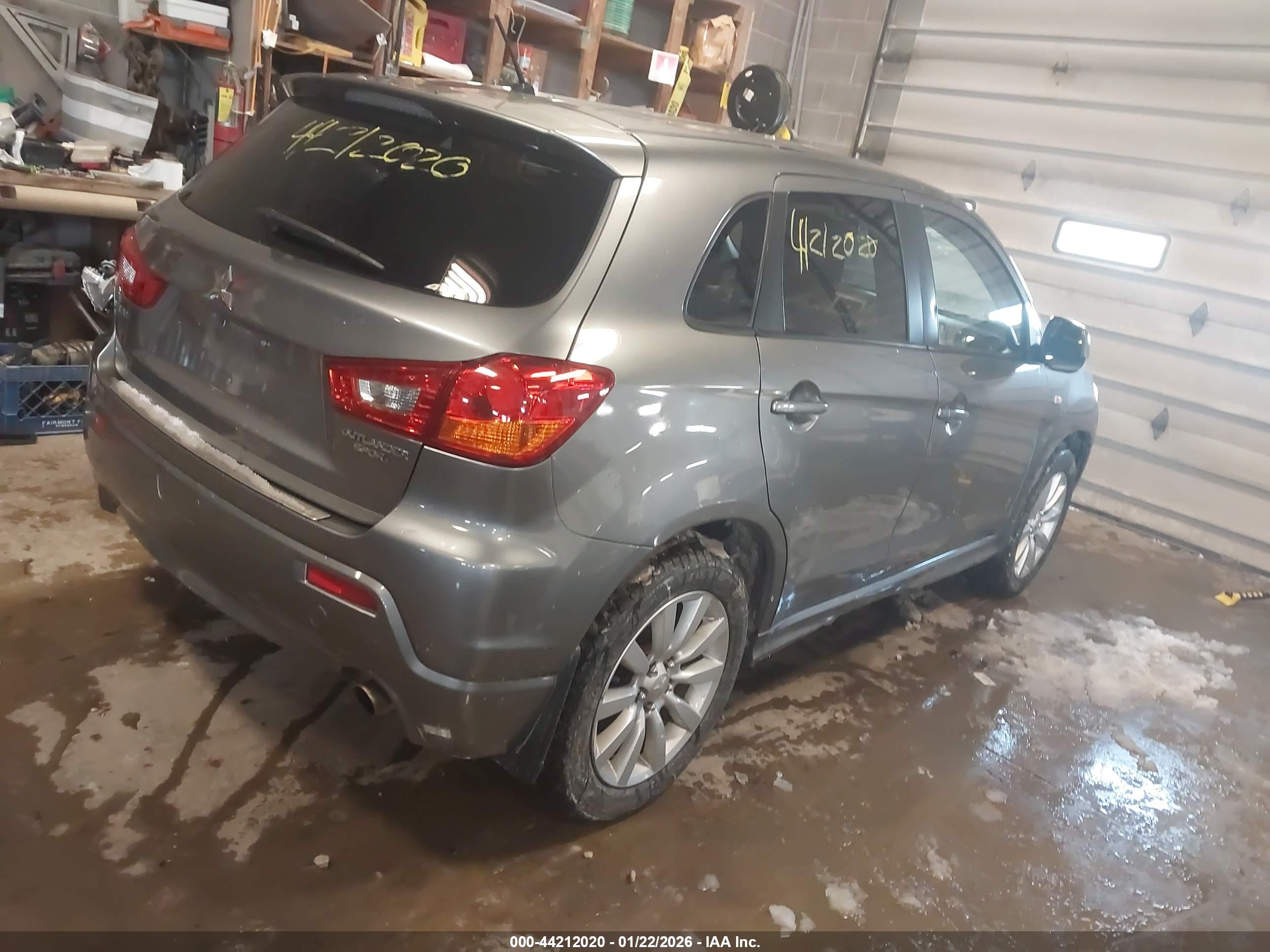 MITSUBISHI OUTLANDER image 4