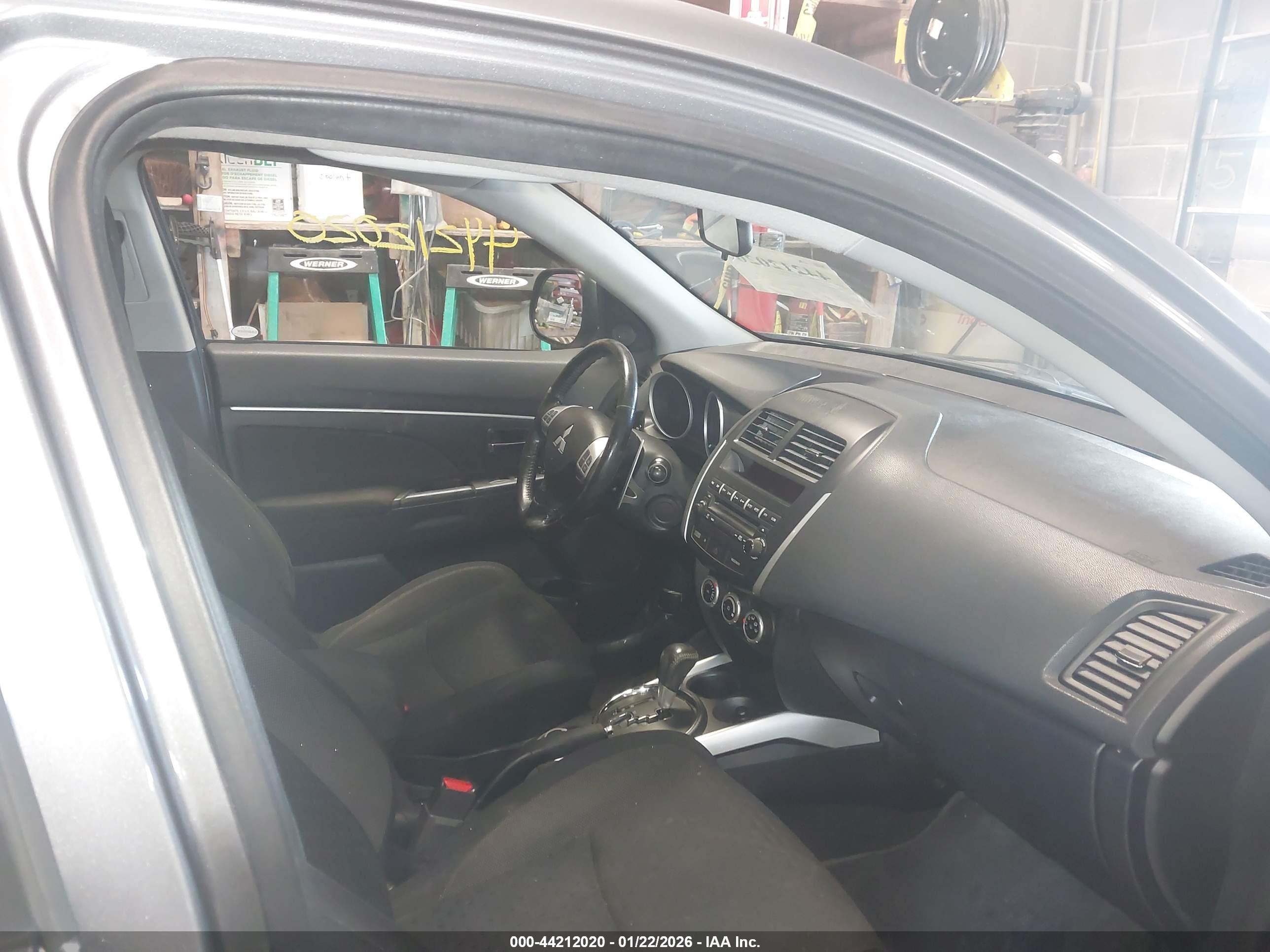 MITSUBISHI OUTLANDER image 5