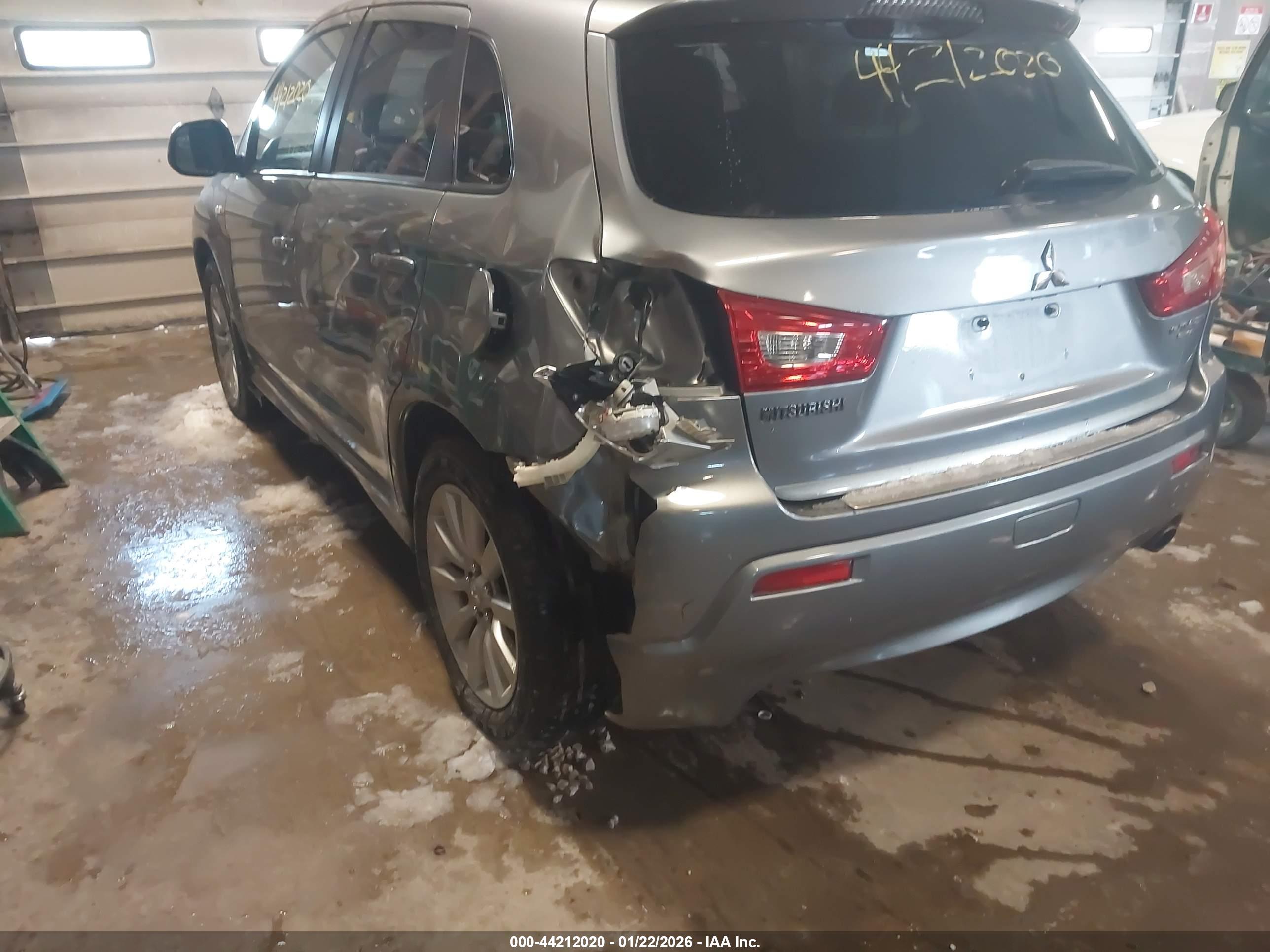 MITSUBISHI OUTLANDER image 6