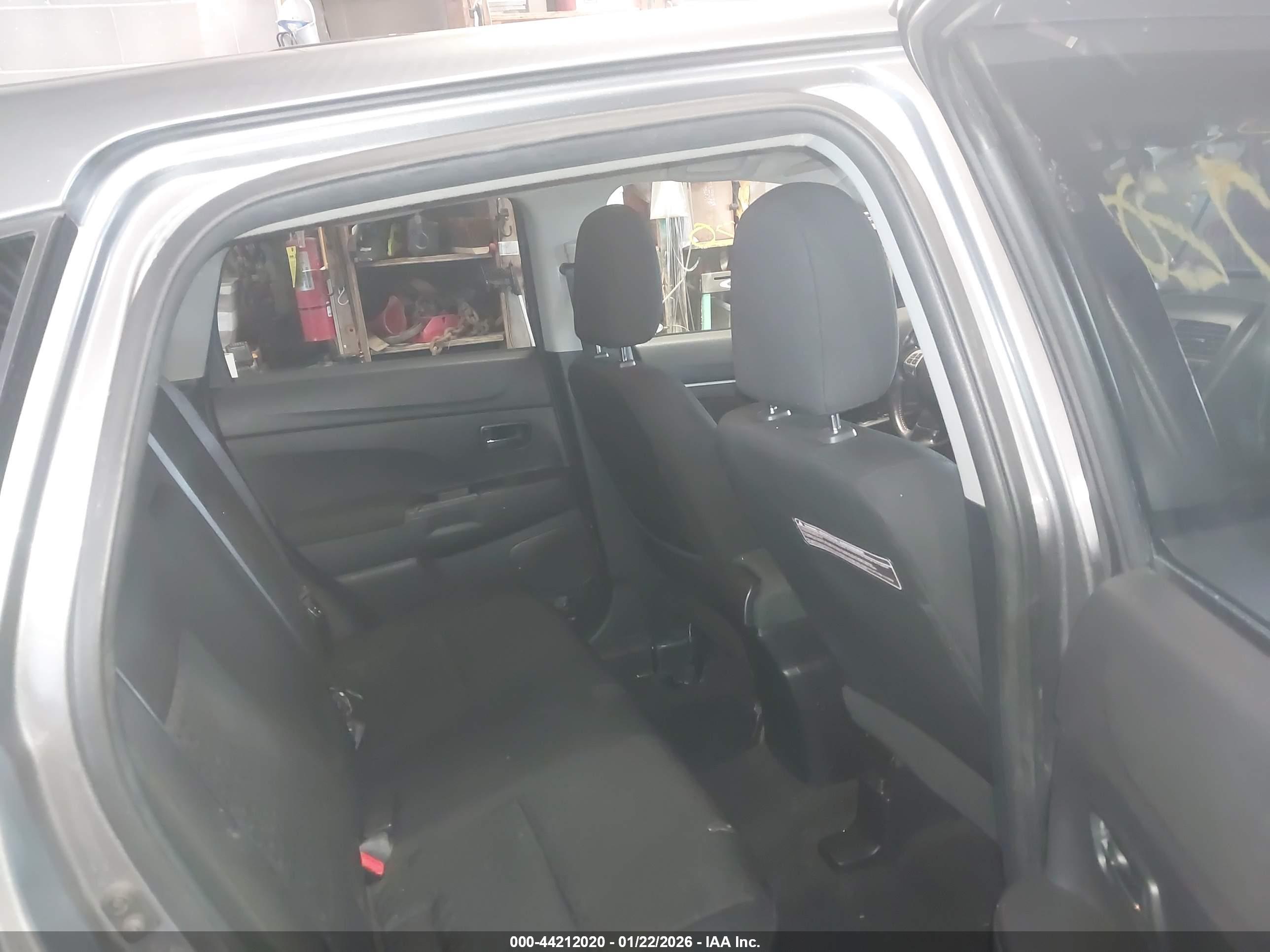 MITSUBISHI OUTLANDER image 8