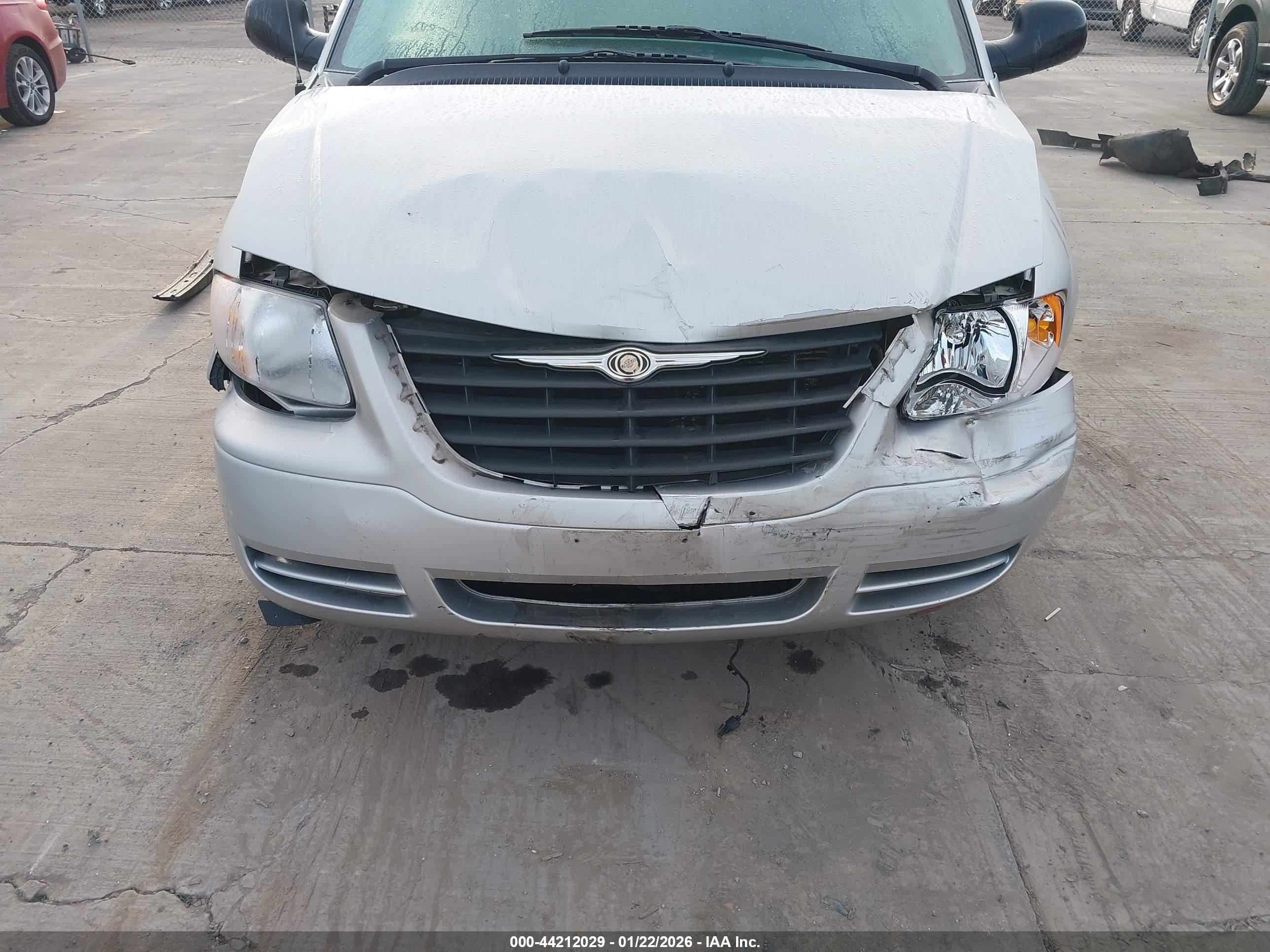 CHRYSLER TOWN image 6