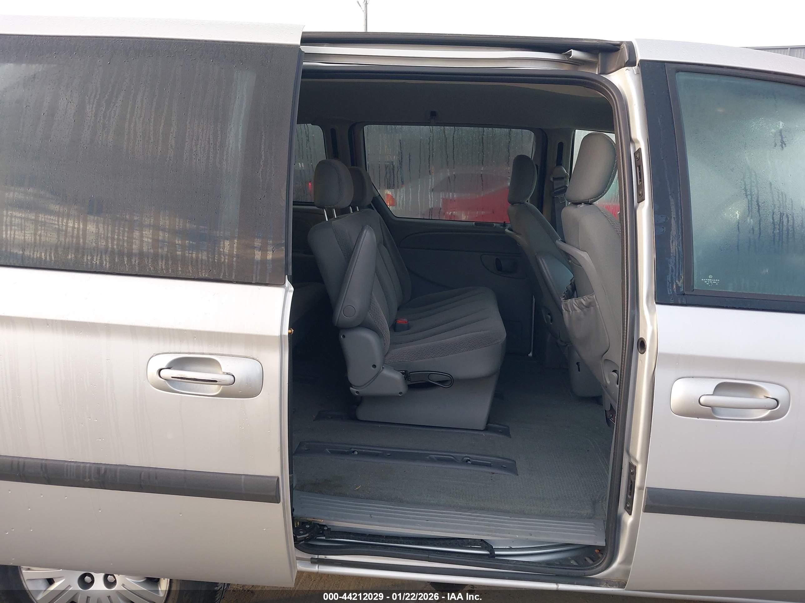 CHRYSLER TOWN image 8