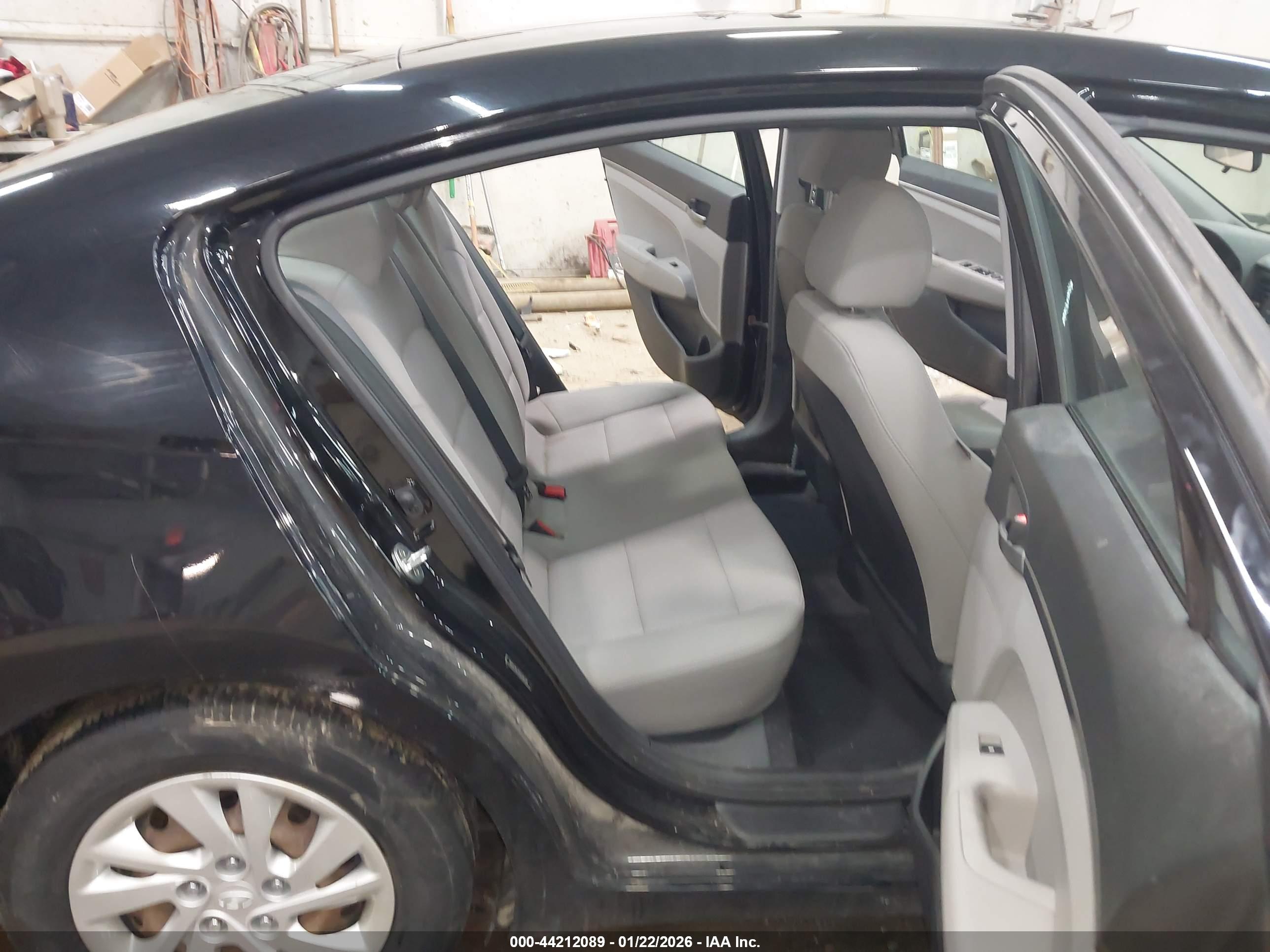 HYUNDAI ELANTRA image 8